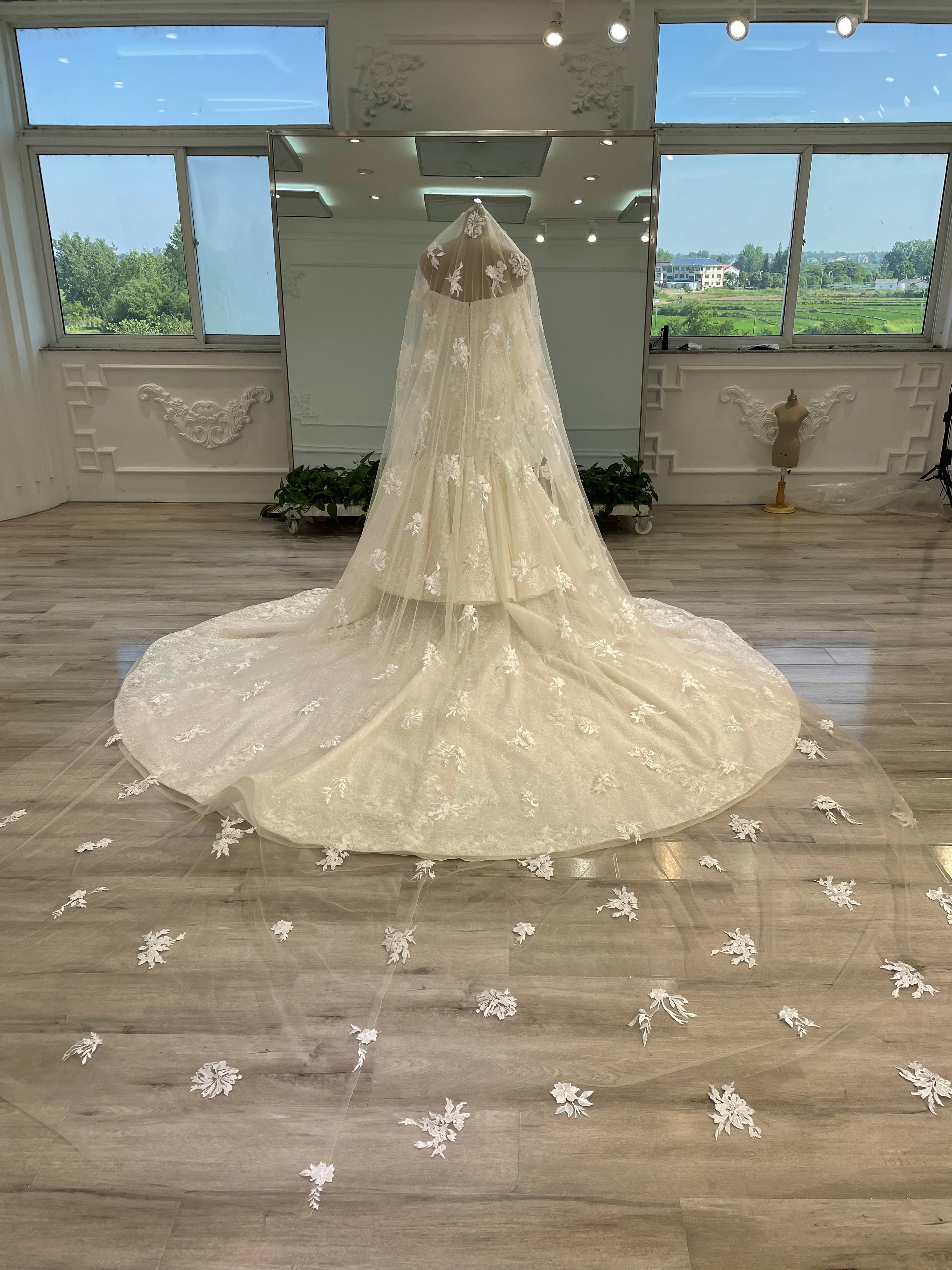 Mermaid off-white dress with alencon lace and handmade flowers فستان بقصة حورية البحر مع دانتيل ثقيل و ورد باليد