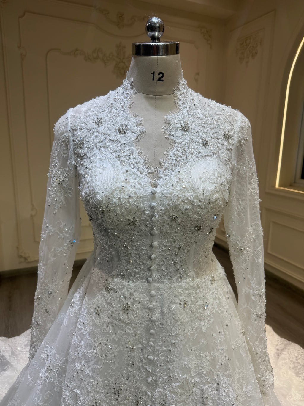 French lace dress with buttons down and long veil فستان دانتيل فرنسي مع أزرار و طرحة