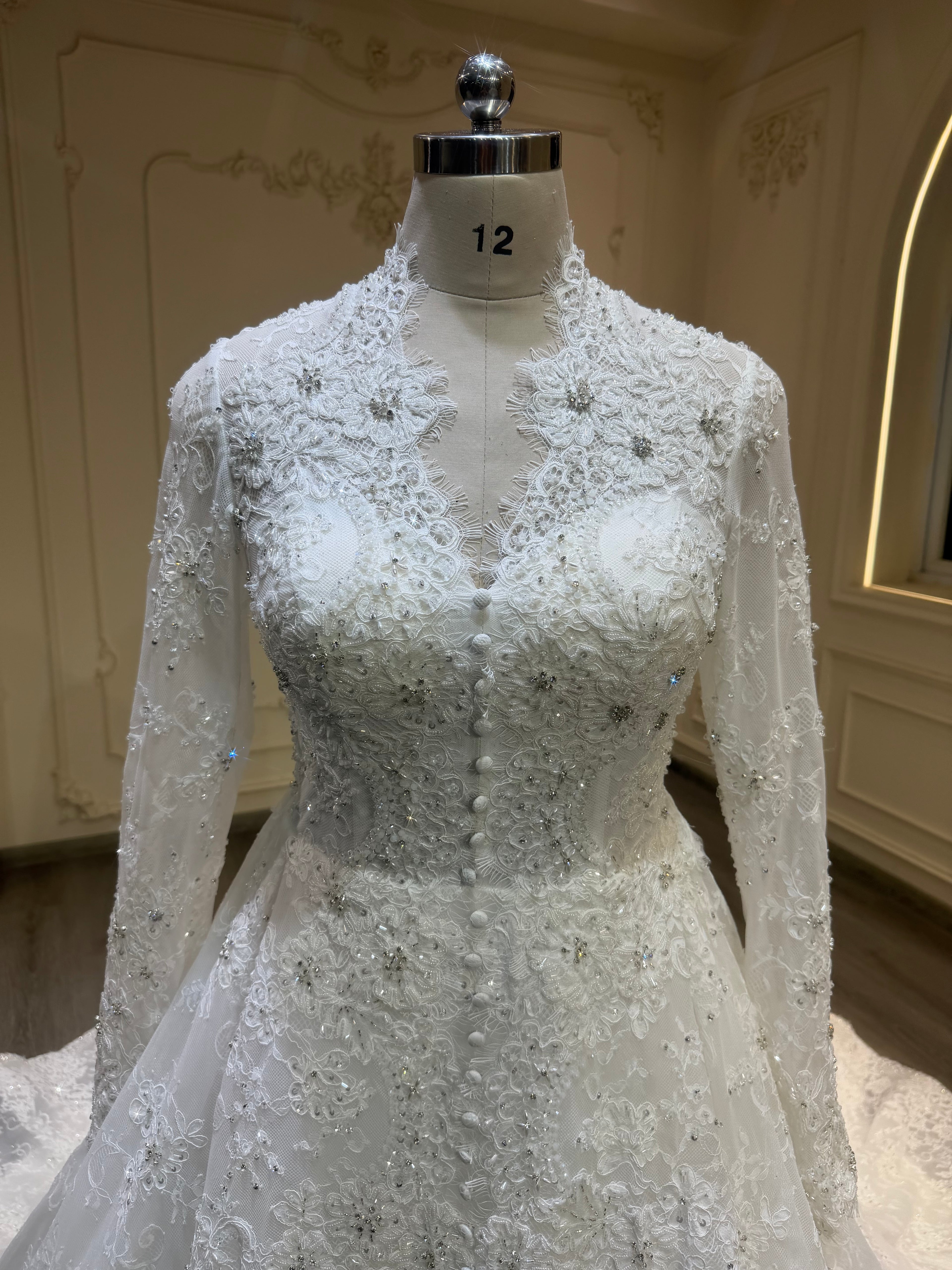 French lace dress with buttons down and long veil فستان دانتيل فرنسي مع أزرار و طرحة