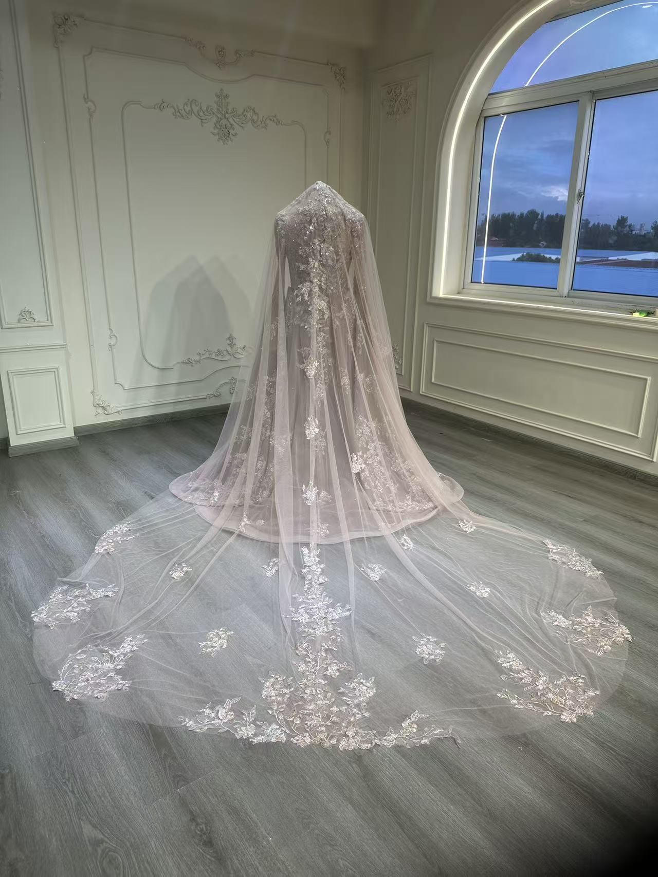 Champagne dress with removable skirt and veil فستان روز جولد مع خرز ذهبي و طرحة
