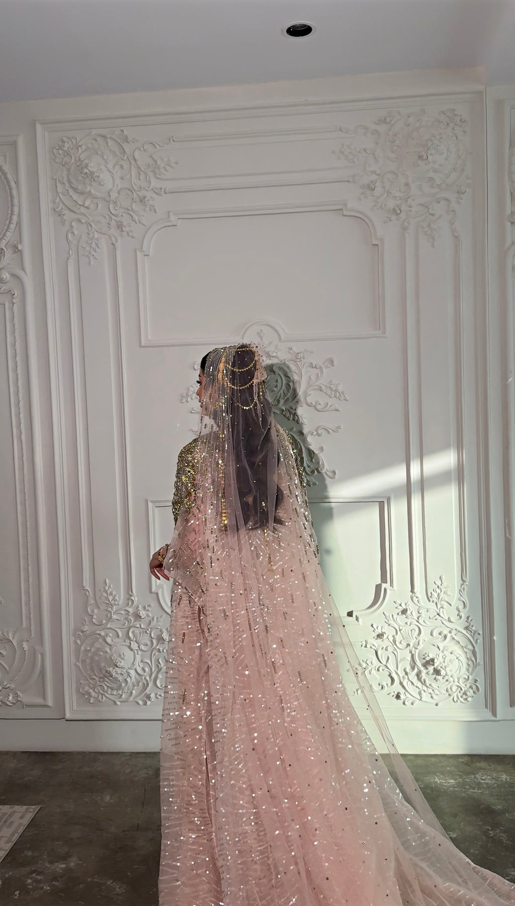 Champagne thoub with handmade crystals and veil ثوب روز جولد مع كريستالات باليد و طرحة