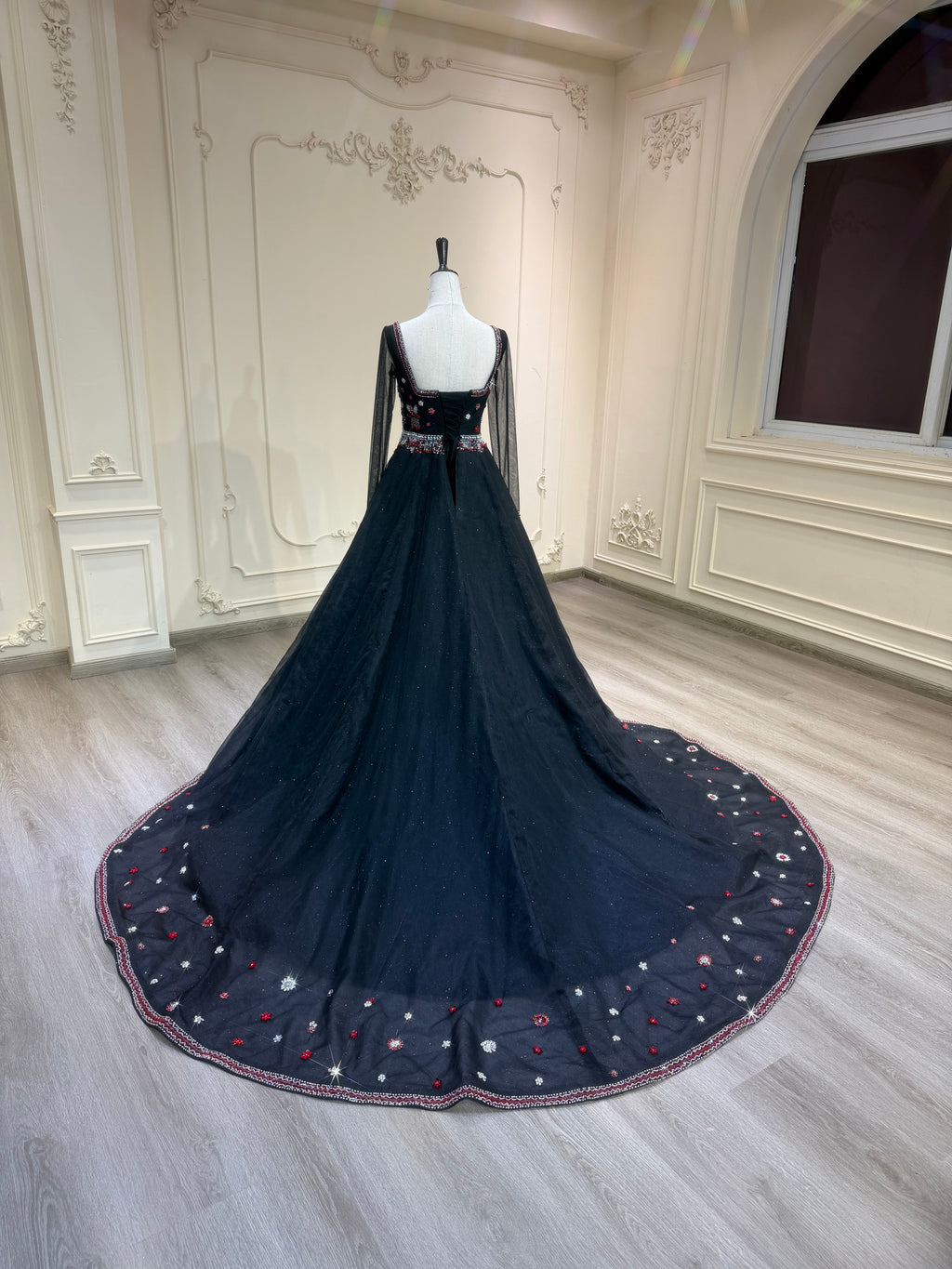 Black three piece henna dress with handmade crystal details فستان ملكة أسود مكون من ٣ قطع مع شك يدوي ثقيل