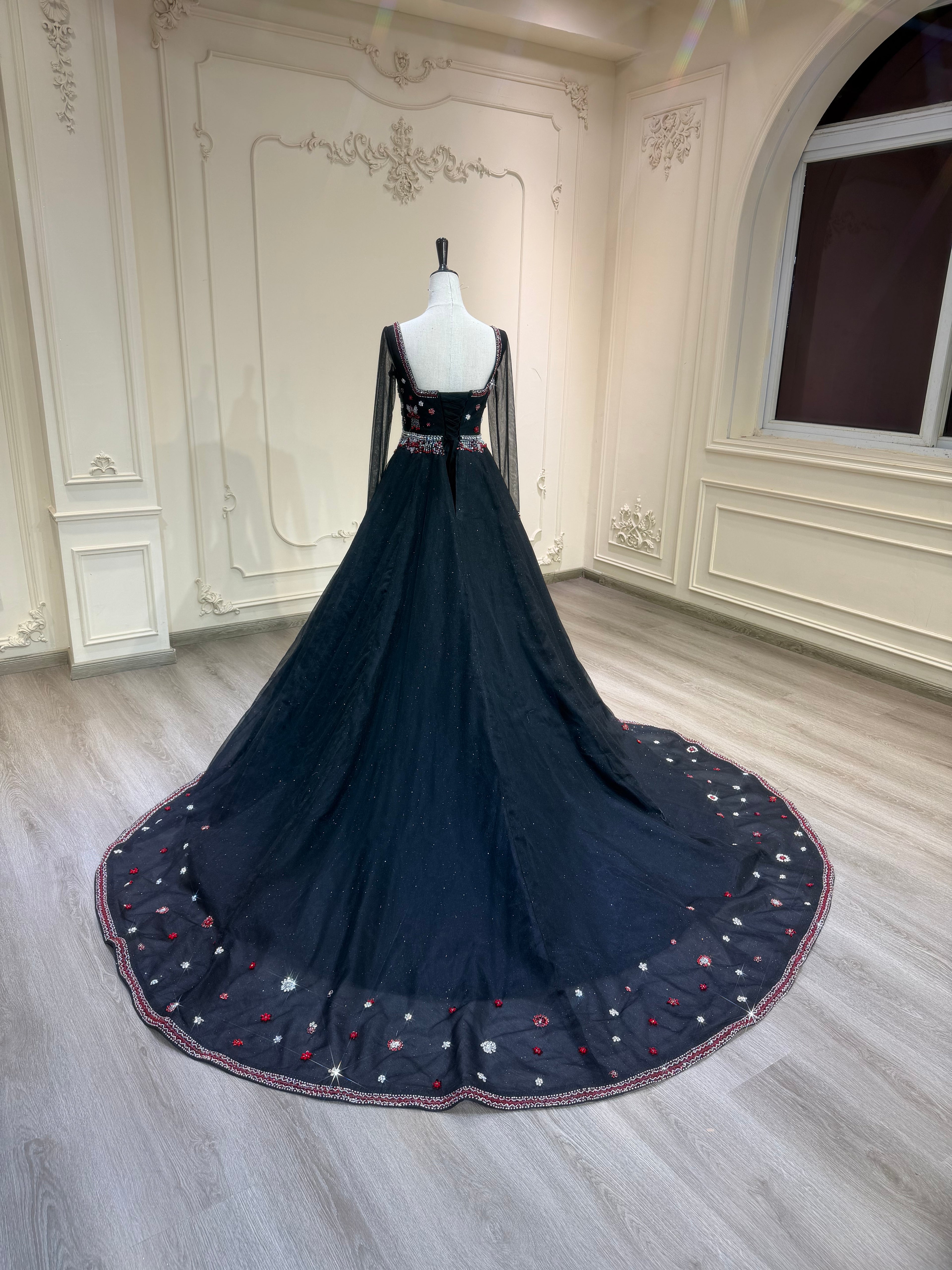 Black three piece henna dress with handmade crystal details فستان ملكة أسود مكون من ٣ قطع مع شك يدوي ثقيل