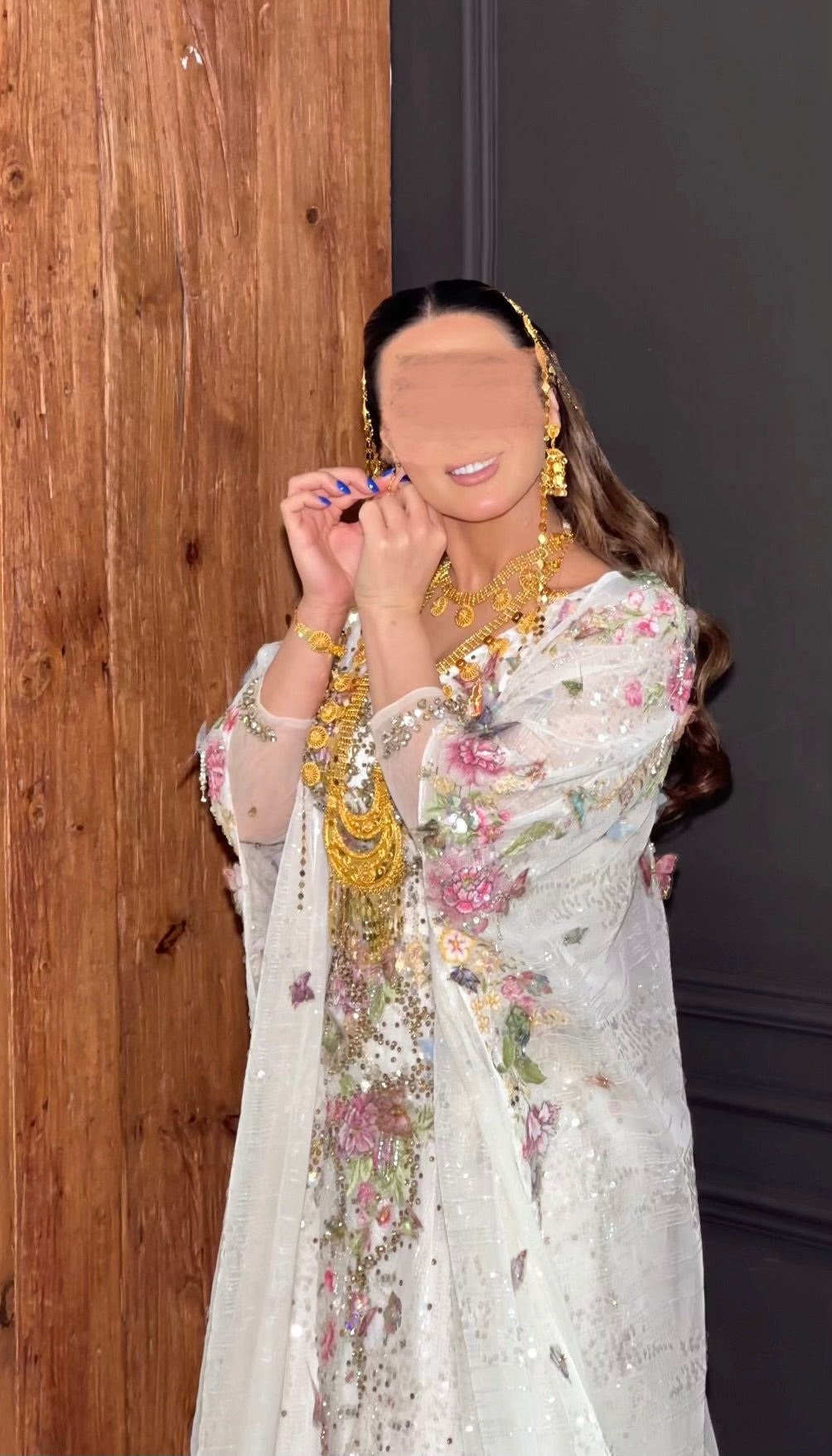 White thoub with crystal and handmade details ثوب ابيض مع ورد و كريستال يدوي
