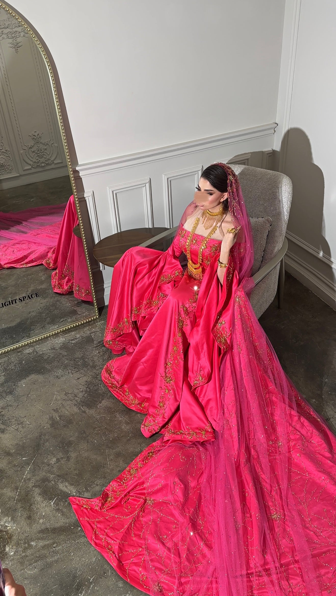 Fuschia Malka Gown فستان ملكة فوشي مع شك ذهبي