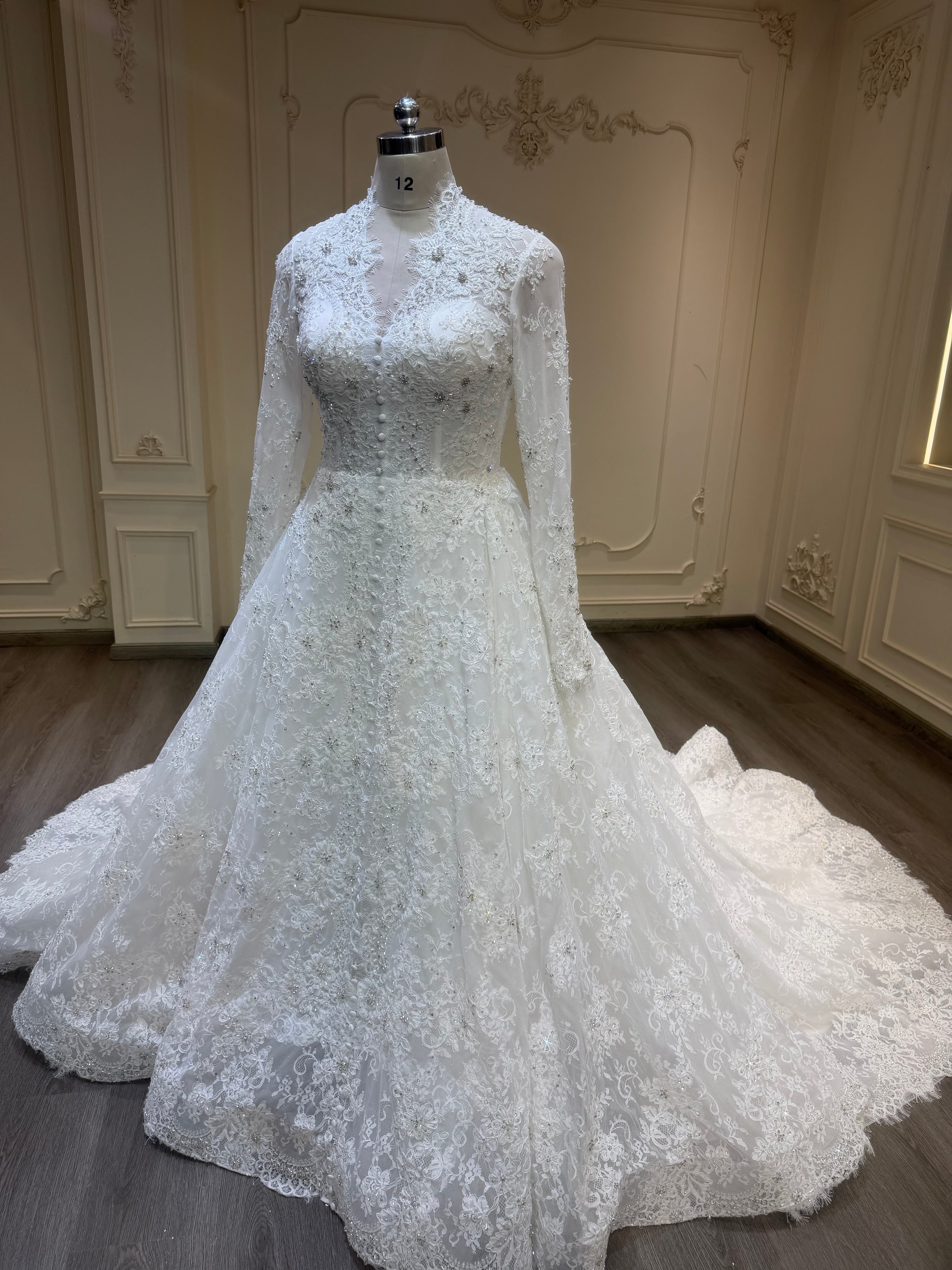 French lace dress with buttons down and long veil فستان دانتيل فرنسي مع أزرار و طرحة