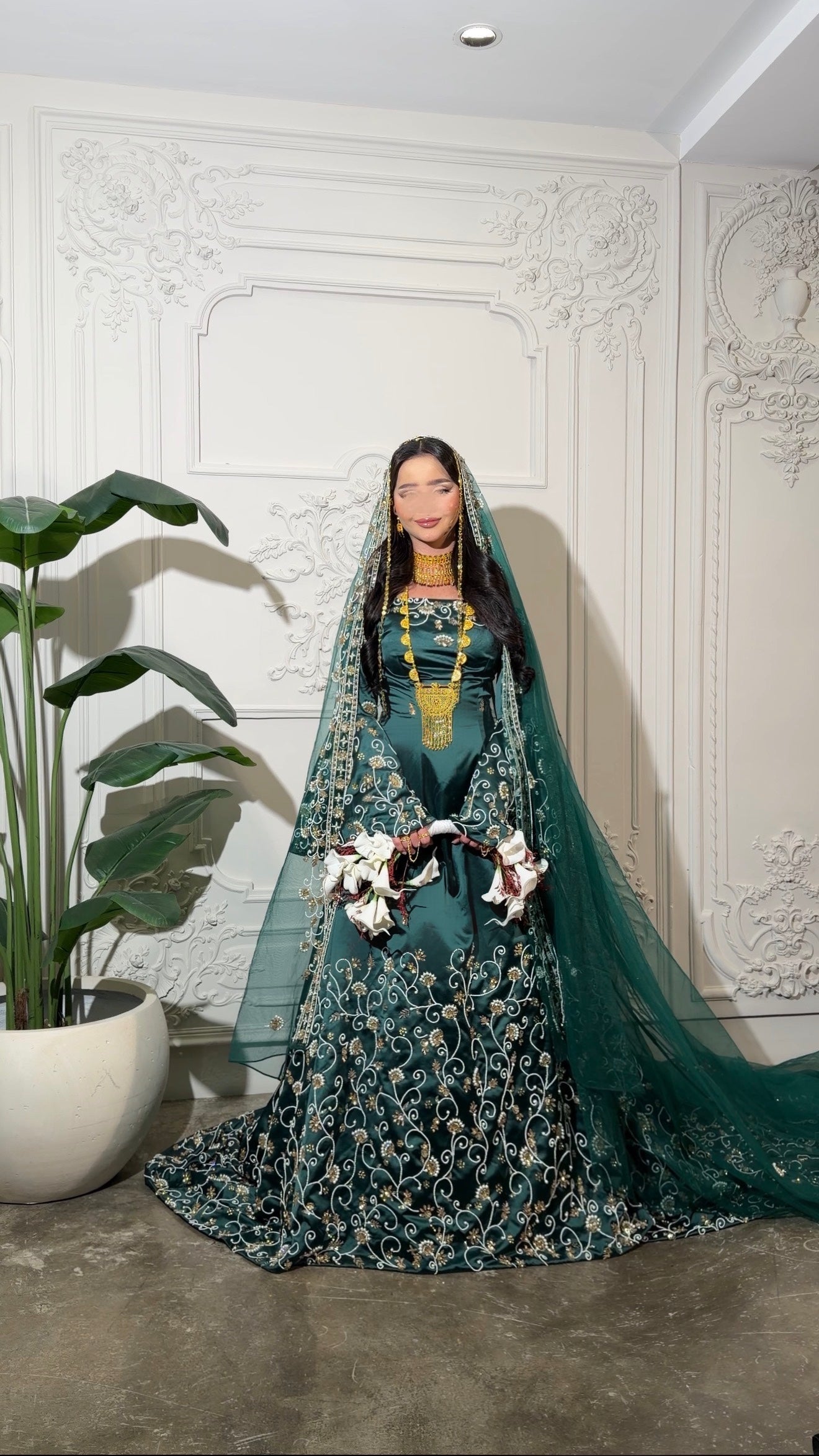 Extravagant green henna malka dress with heavy embroidery فستان ملكة فخم مع شك يدوي ثقيل