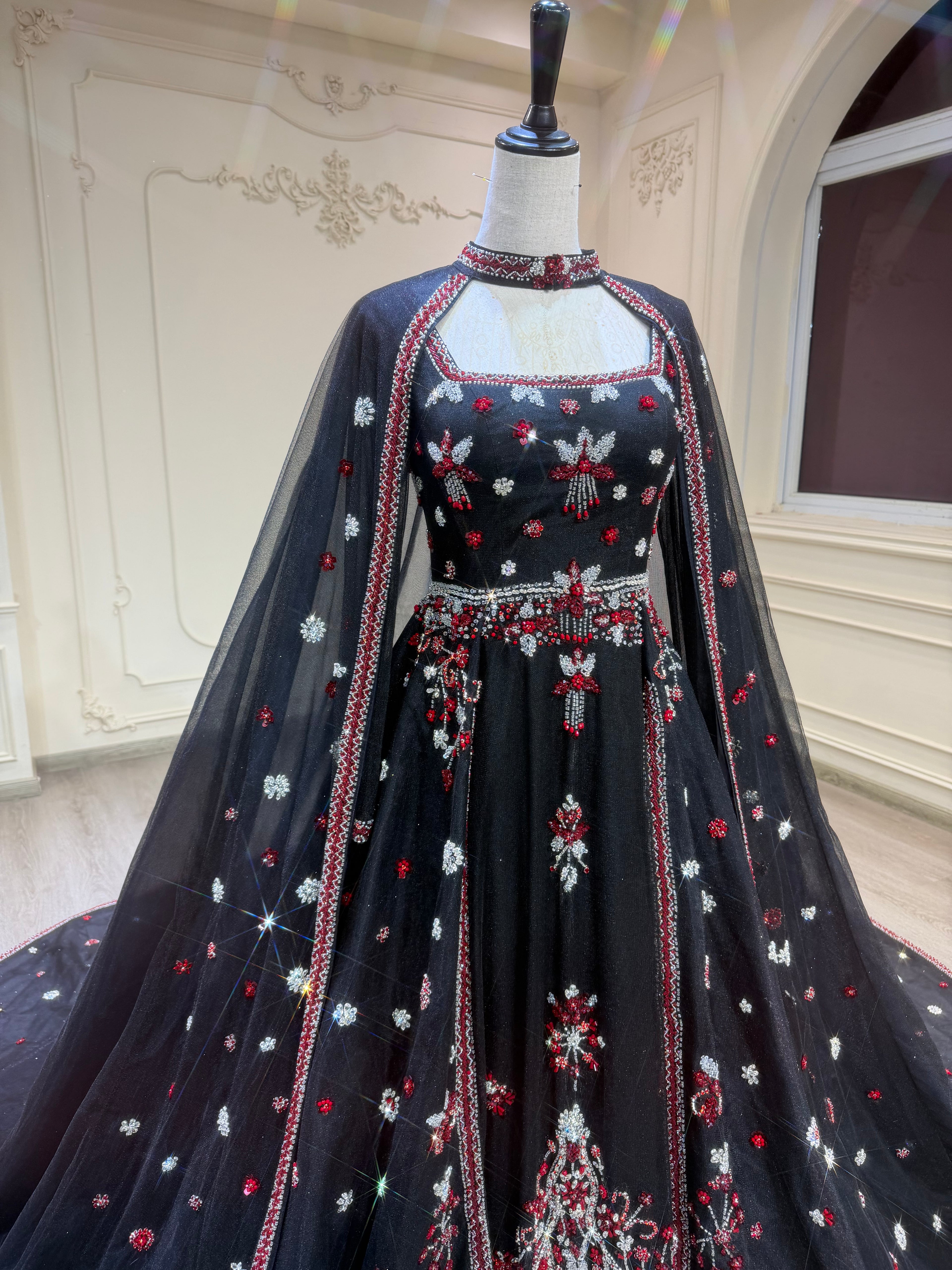 Black three piece henna dress with handmade crystal details فستان ملكة أسود مكون من ٣ قطع مع شك يدوي ثقيل