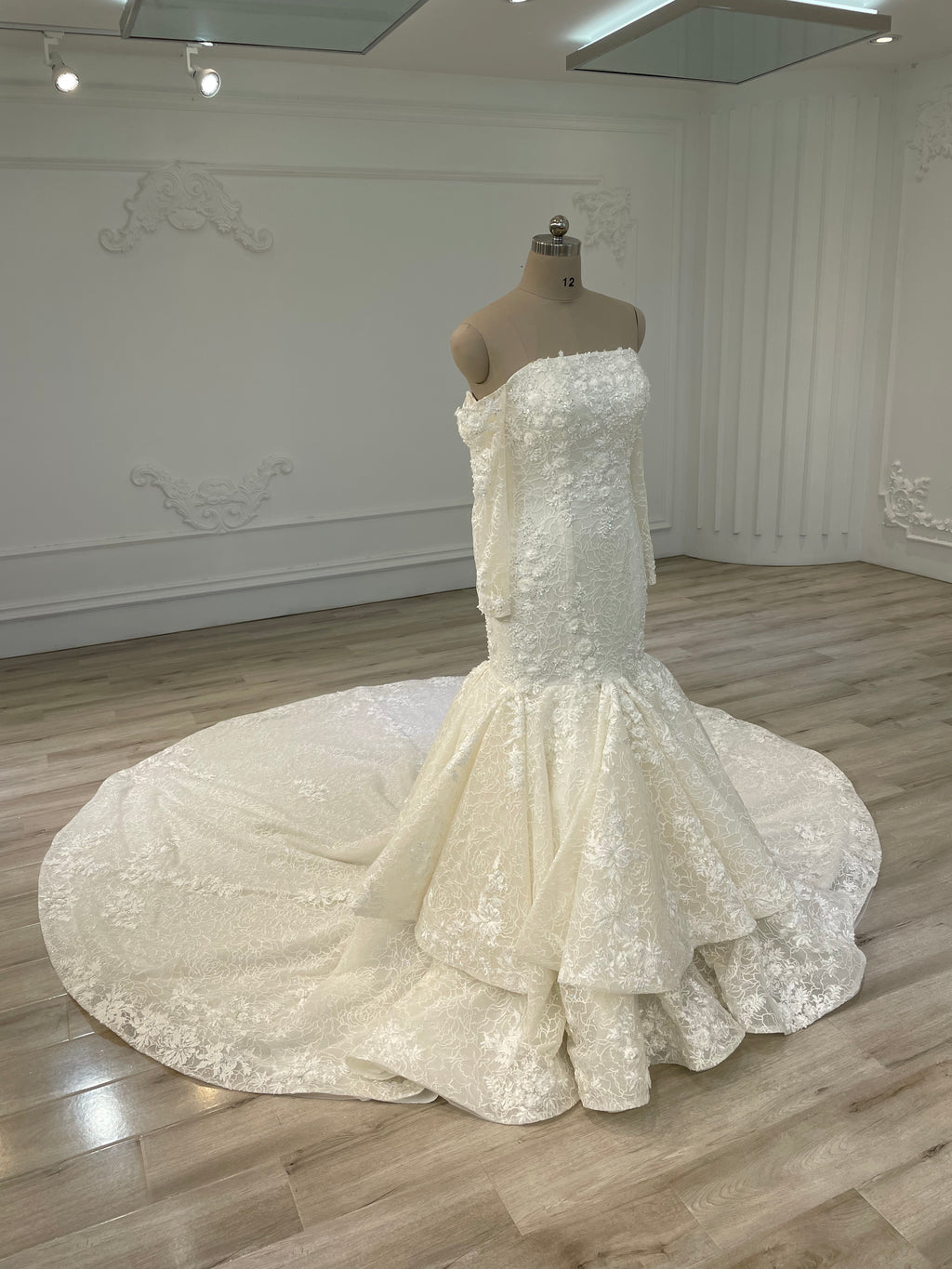 Mermaid off-white dress with alencon lace and handmade flowers فستان بقصة حورية البحر مع دانتيل ثقيل و ورد باليد
