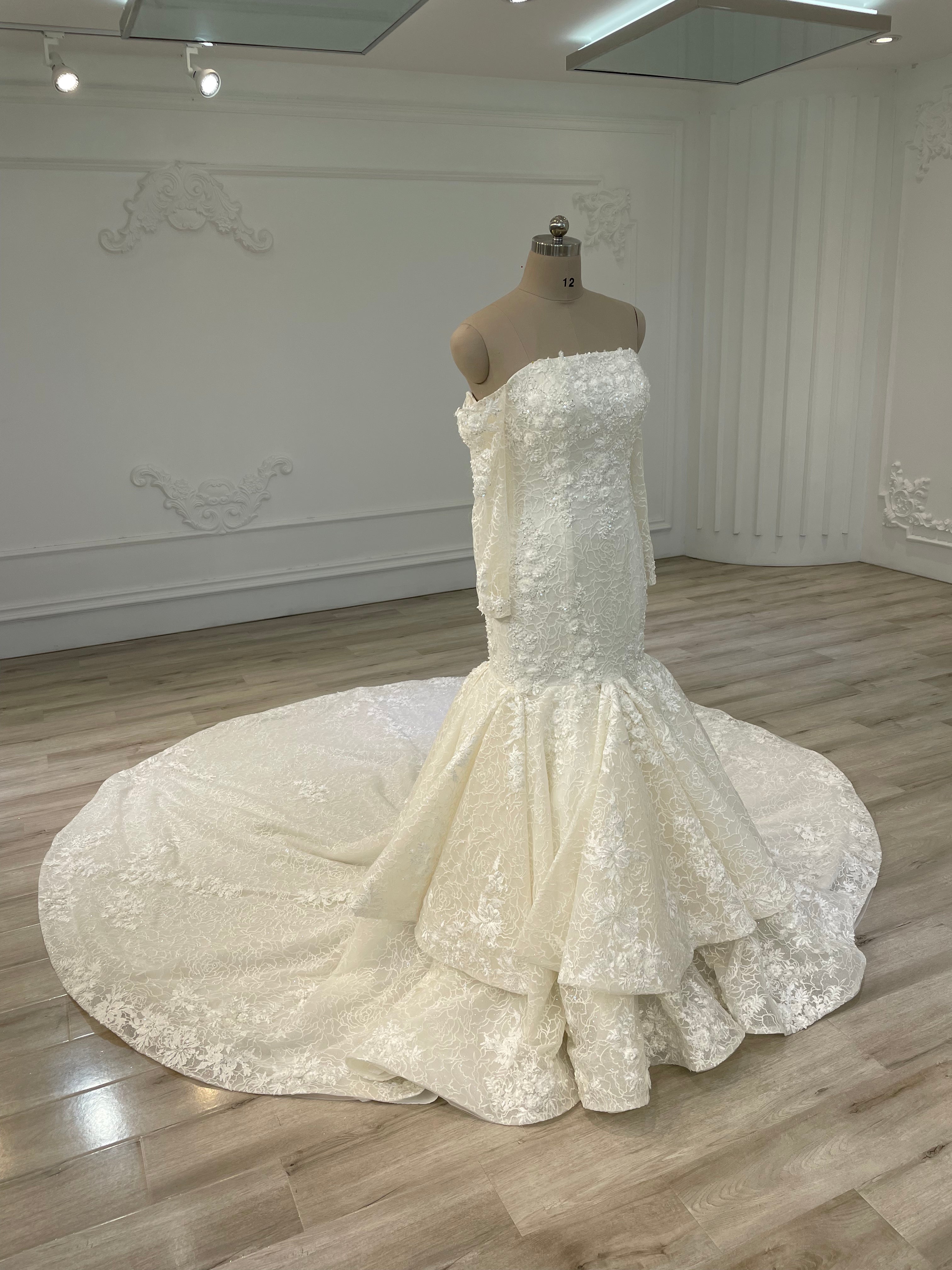 Mermaid off-white dress with alencon lace and handmade flowers فستان بقصة حورية البحر مع دانتيل ثقيل و ورد باليد