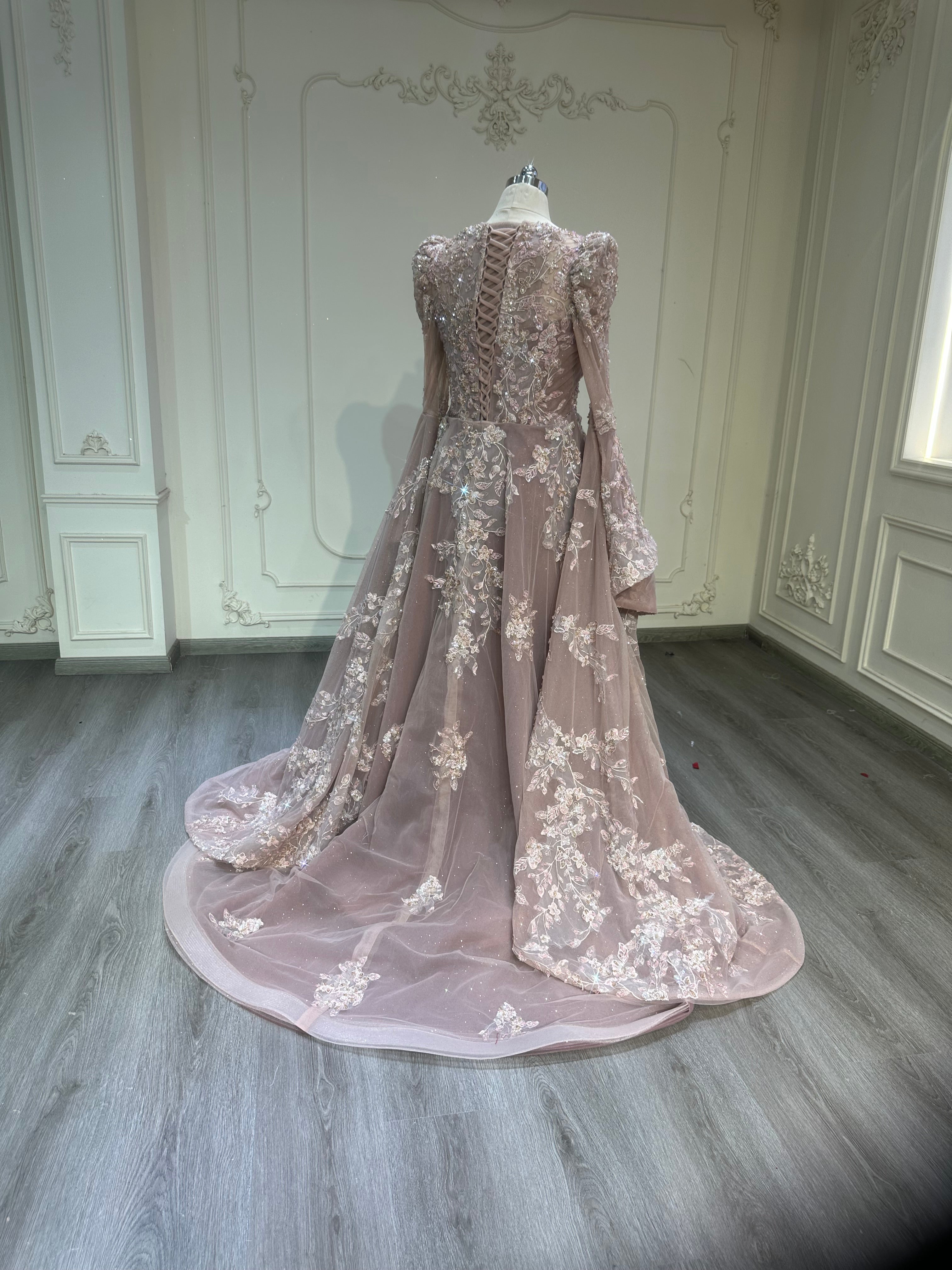 Champagne dress with removable skirt and veil فستان روز جولد مع خرز ذهبي و طرحة