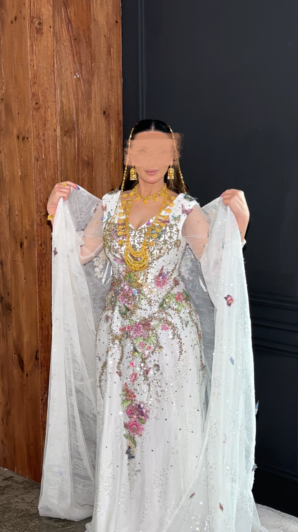 White thoub with crystal and handmade details ثوب ابيض مع ورد و كريستال يدوي
