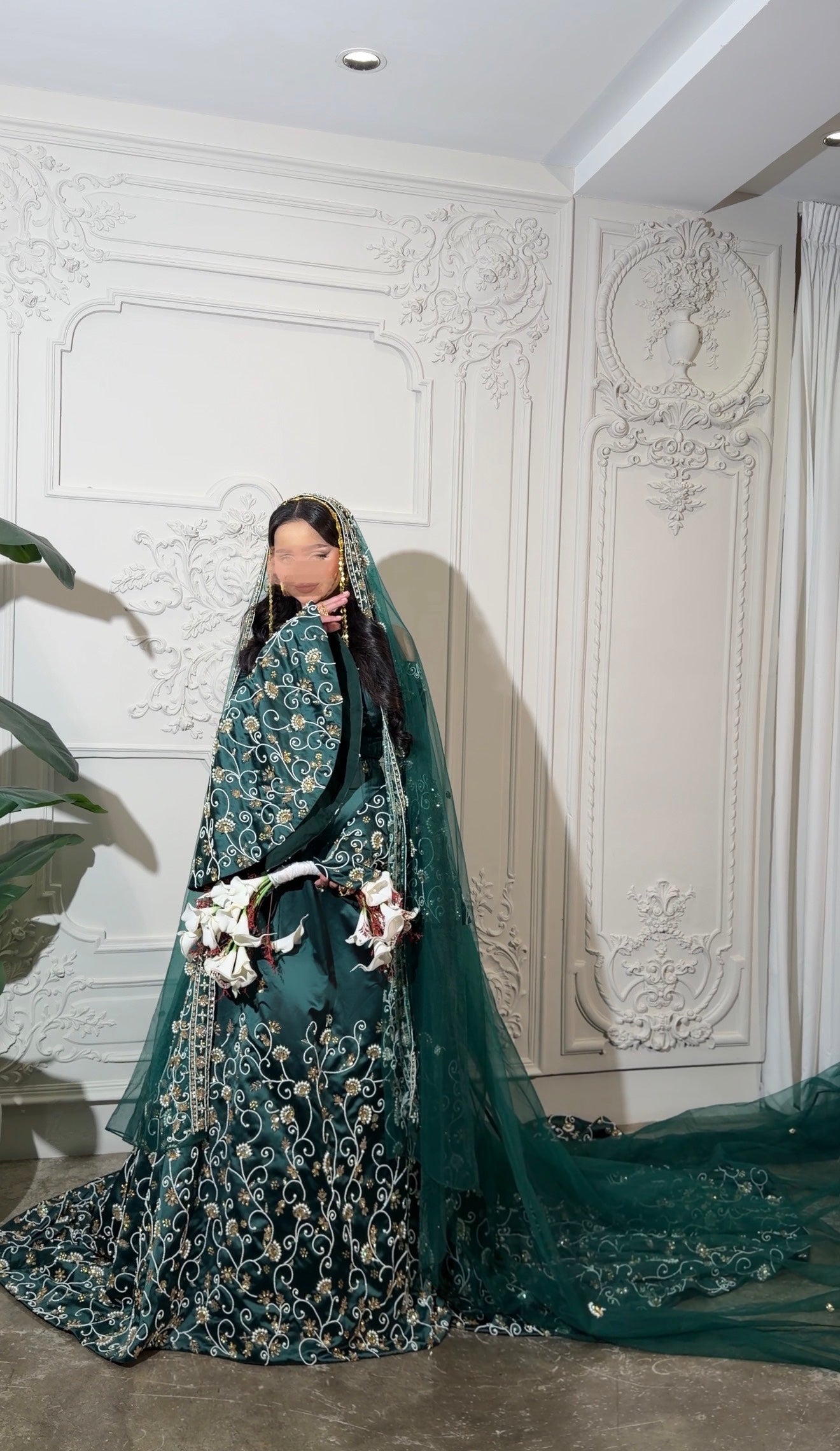 Extravagant green henna malka dress with heavy embroidery فستان ملكة فخم مع شك يدوي ثقيل