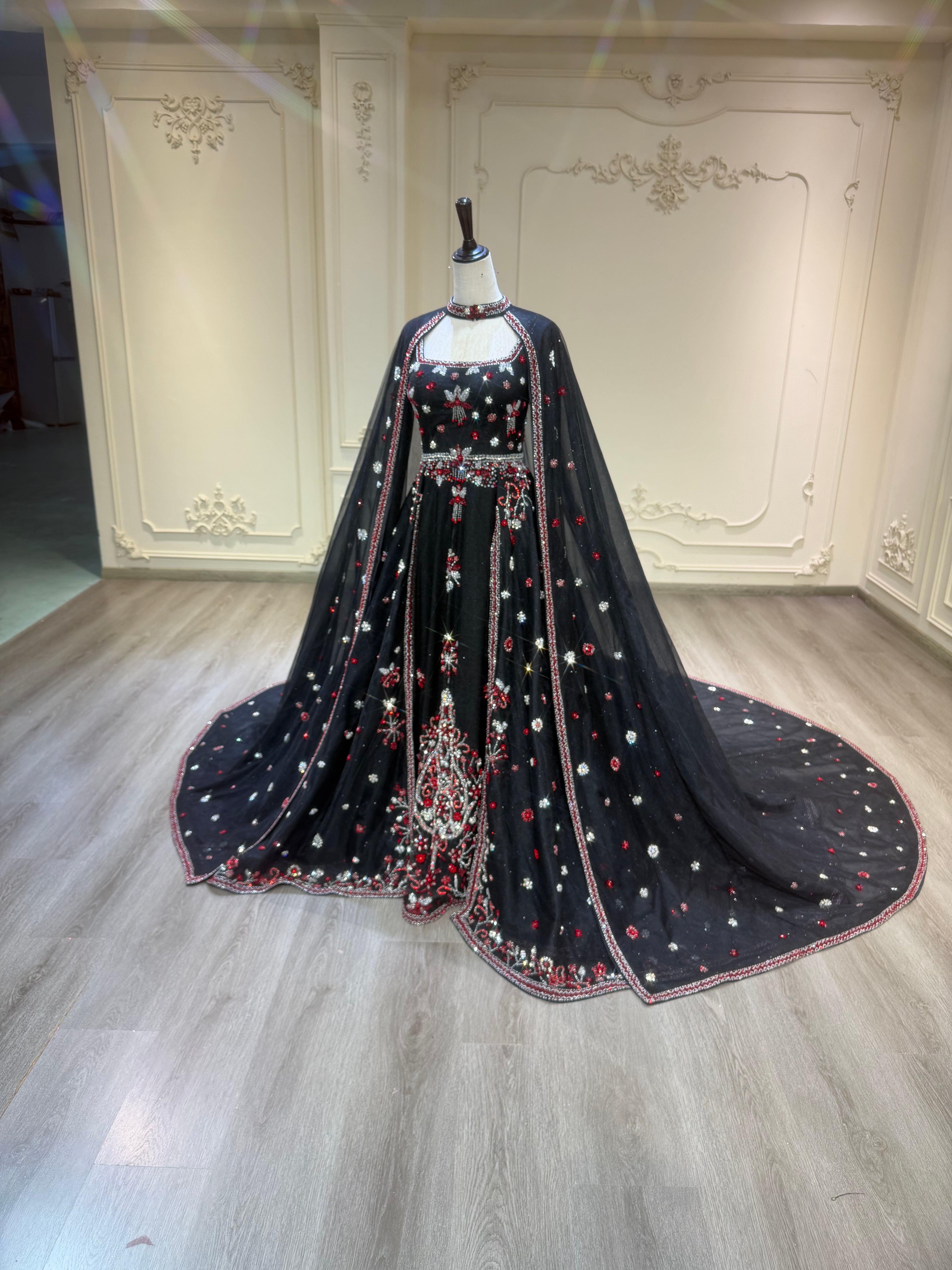 Black three piece henna dress with handmade crystal details فستان ملكة أسود مكون من ٣ قطع مع شك يدوي ثقيل