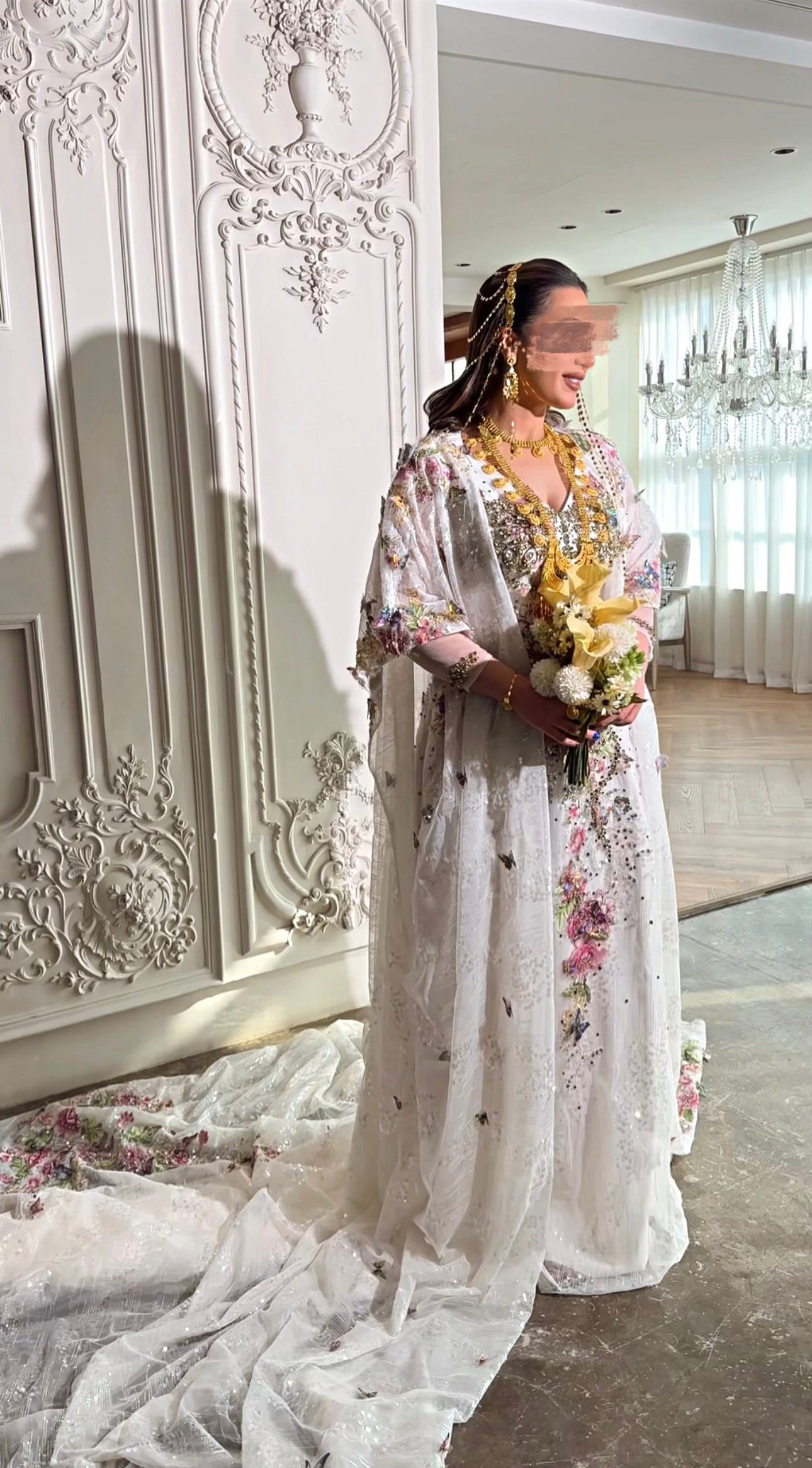 White thoub with crystal and handmade details ثوب ابيض مع ورد و كريستال يدوي