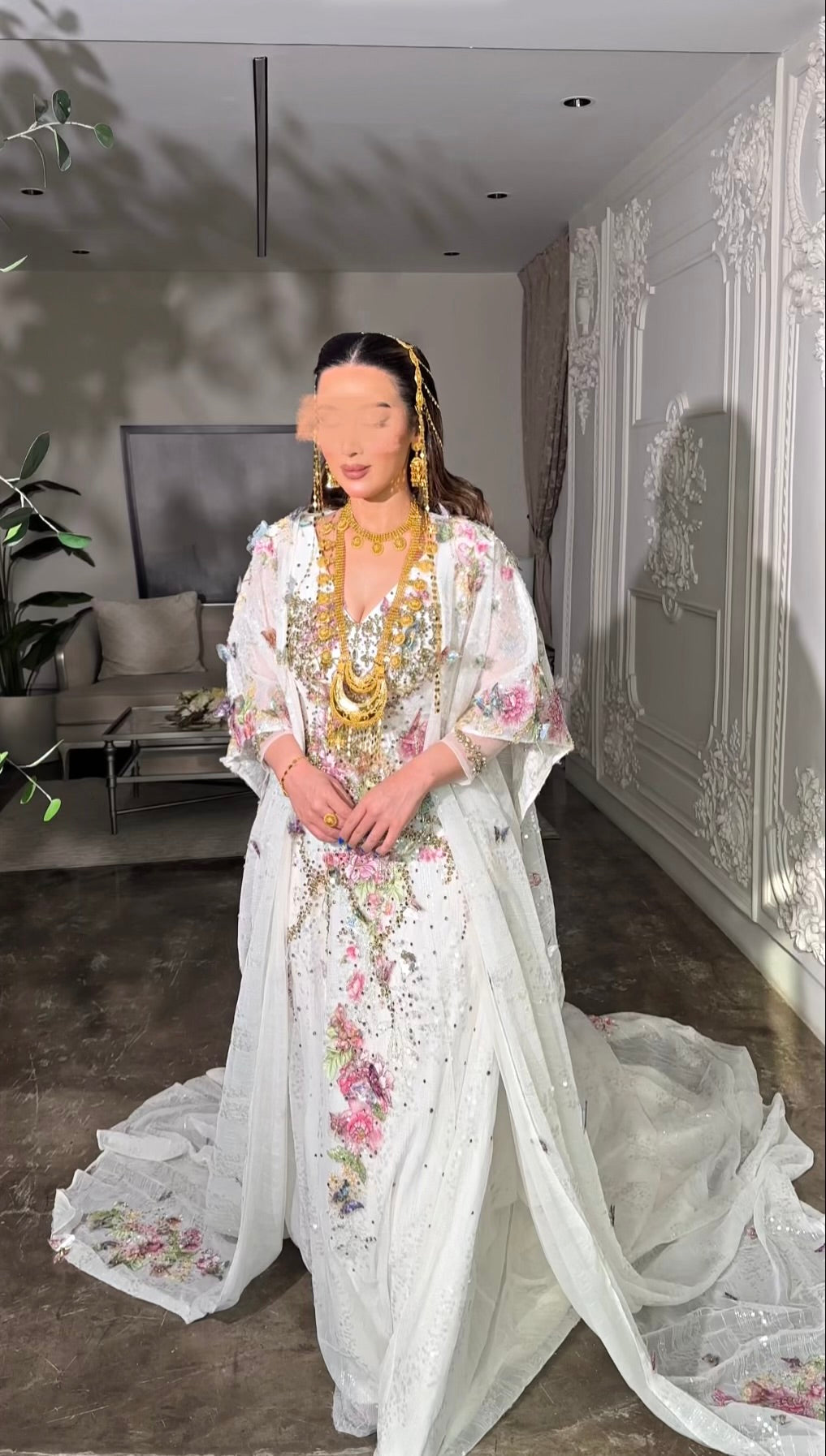 White thoub with crystal and handmade details ثوب ابيض مع ورد و كريستال يدوي