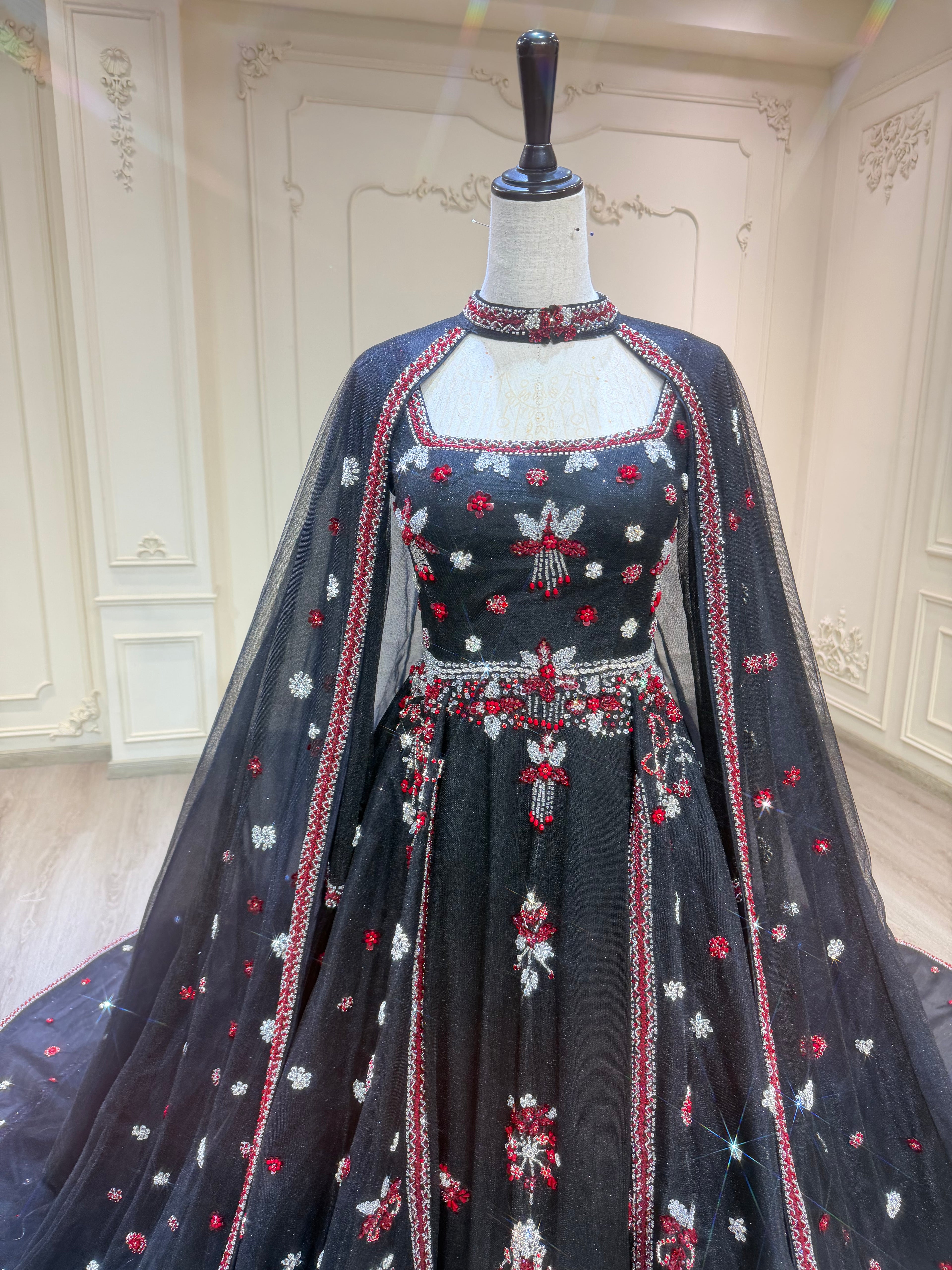 Black three piece henna dress with handmade crystal details فستان ملكة أسود مكون من ٣ قطع مع شك يدوي ثقيل