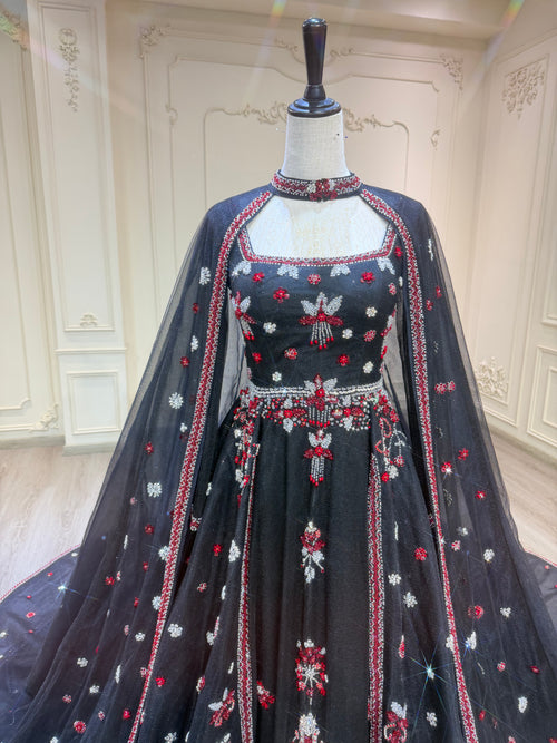 Black three piece henna dress with handmade crystal details فستان ملكة أسود مكون من ٣ قطع مع شك يدوي ثقيل