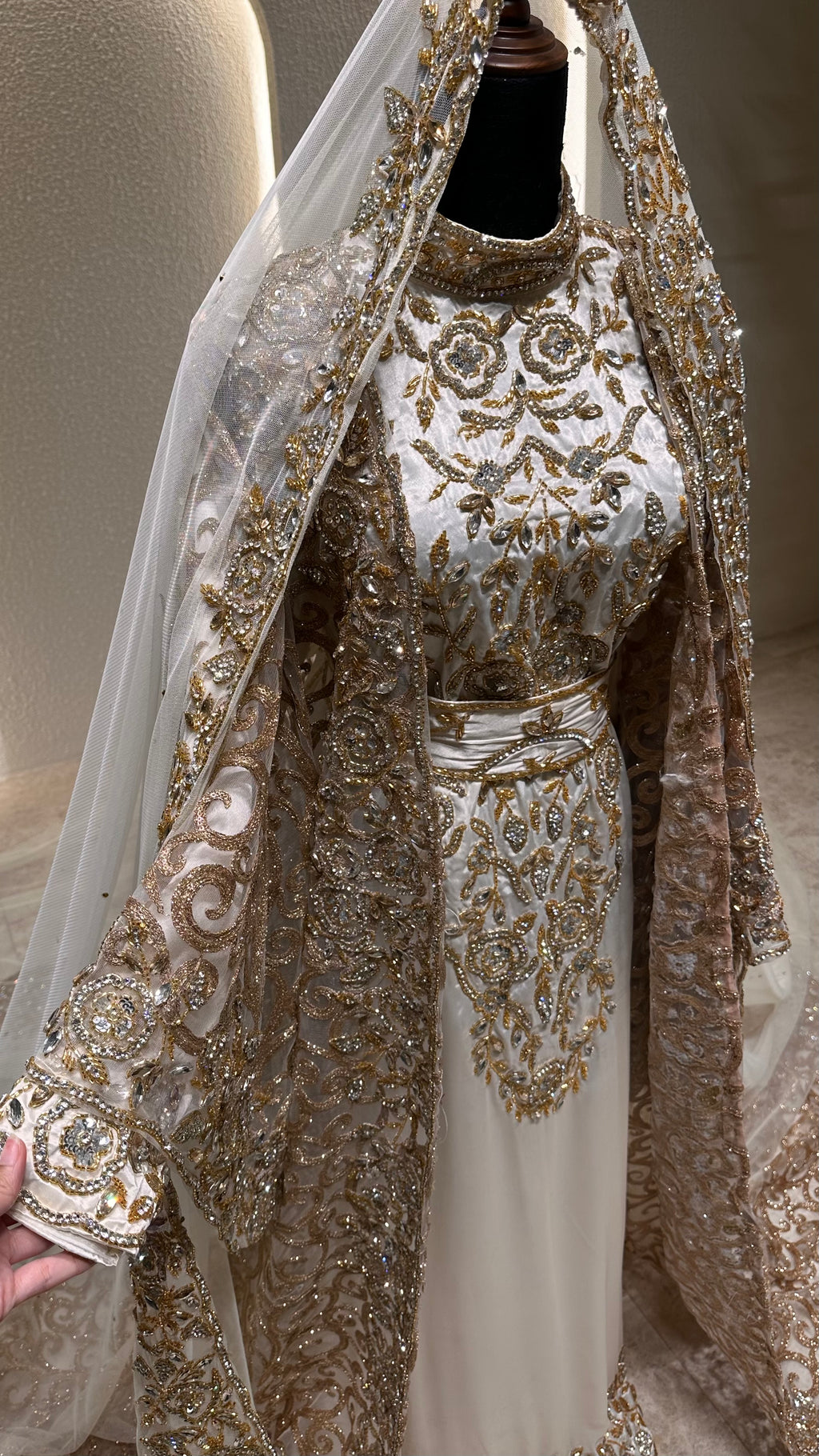 White and gold 4 piece thoub ثوب ابيض و ذهبي مكون من اربع قطع