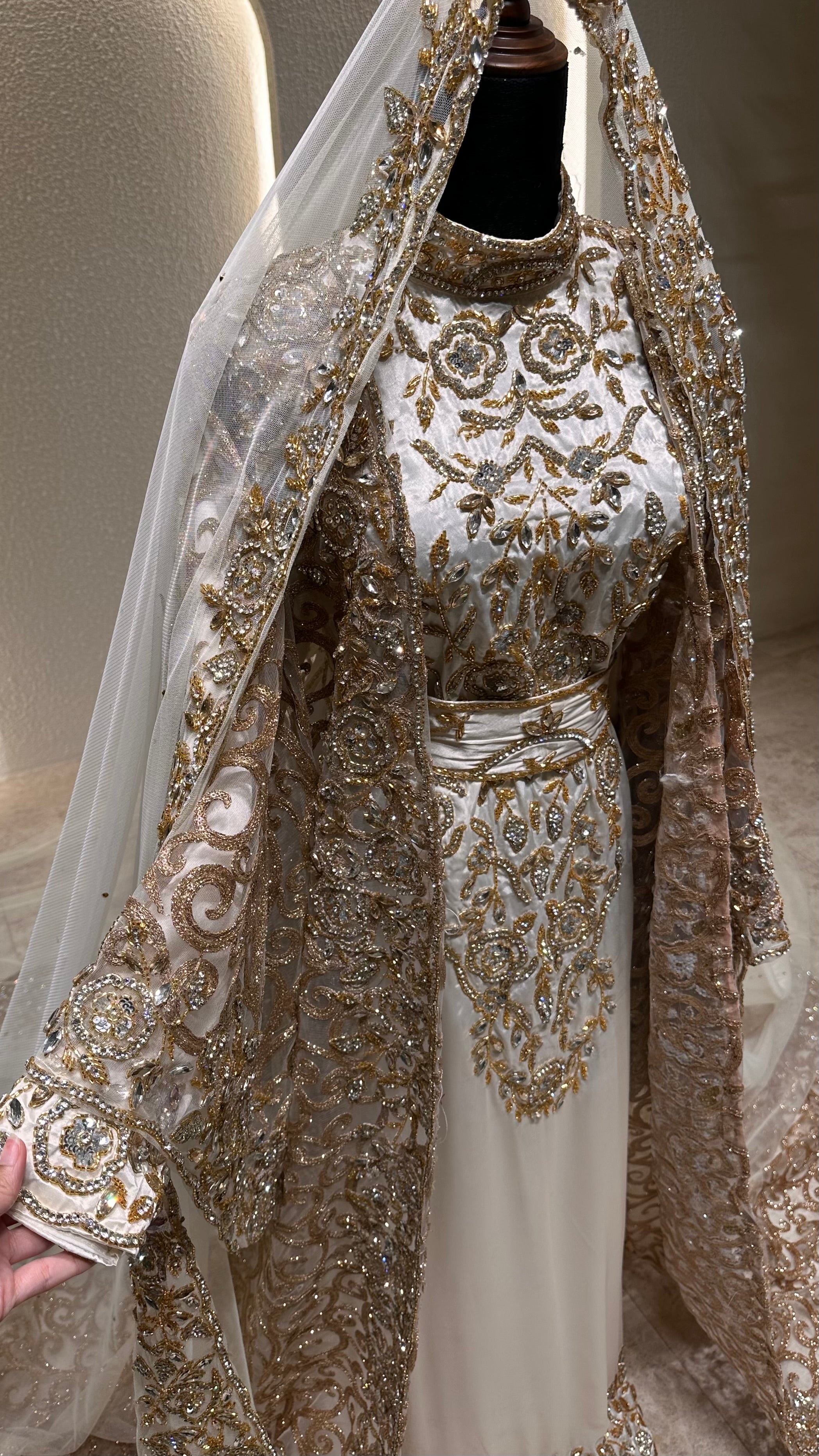 White and gold 4 piece thoub ثوب ابيض و ذهبي مكون من اربع قطع