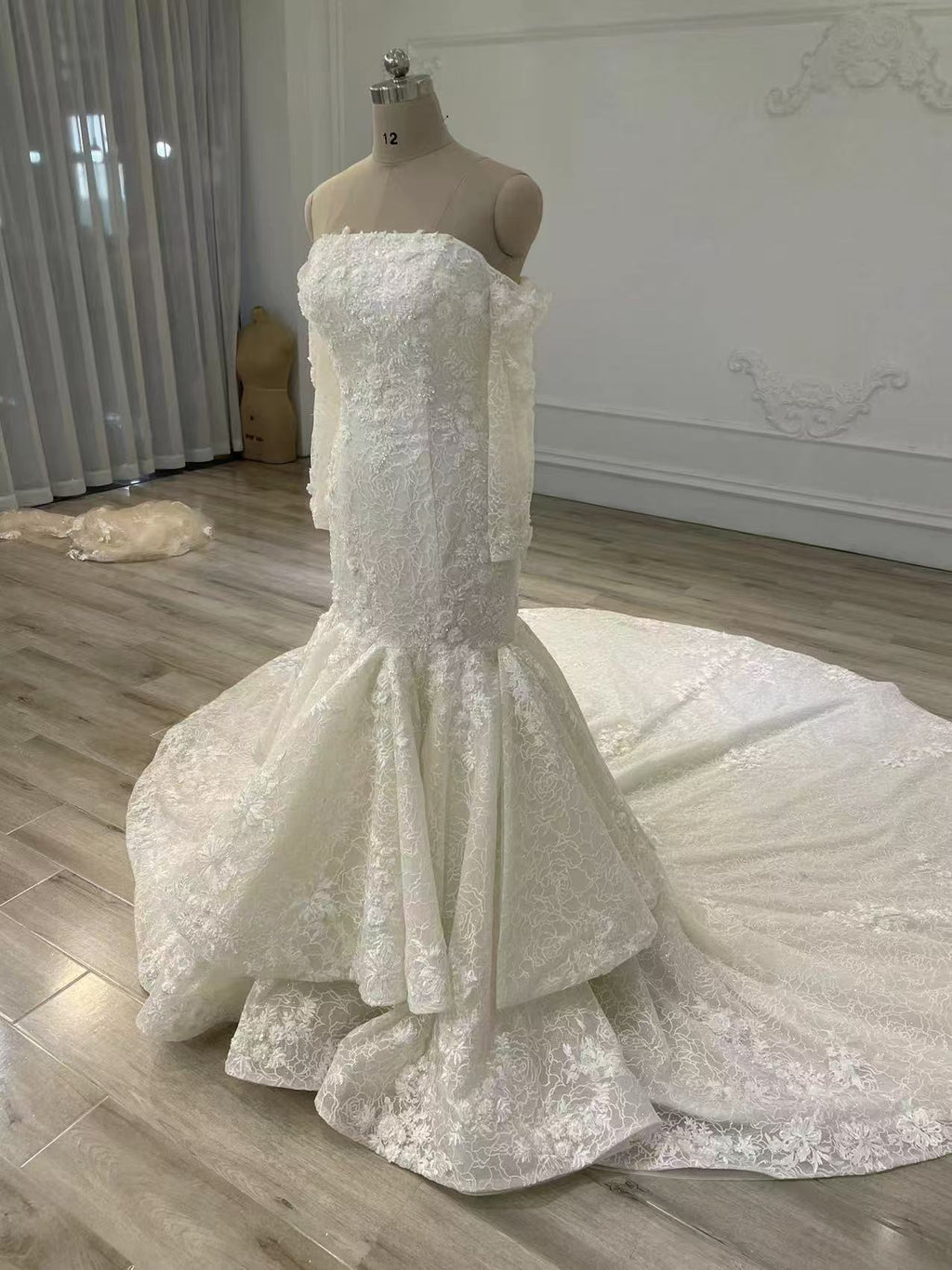 Mermaid off-white dress with alencon lace and handmade flowers فستان بقصة حورية البحر مع دانتيل ثقيل و ورد باليد