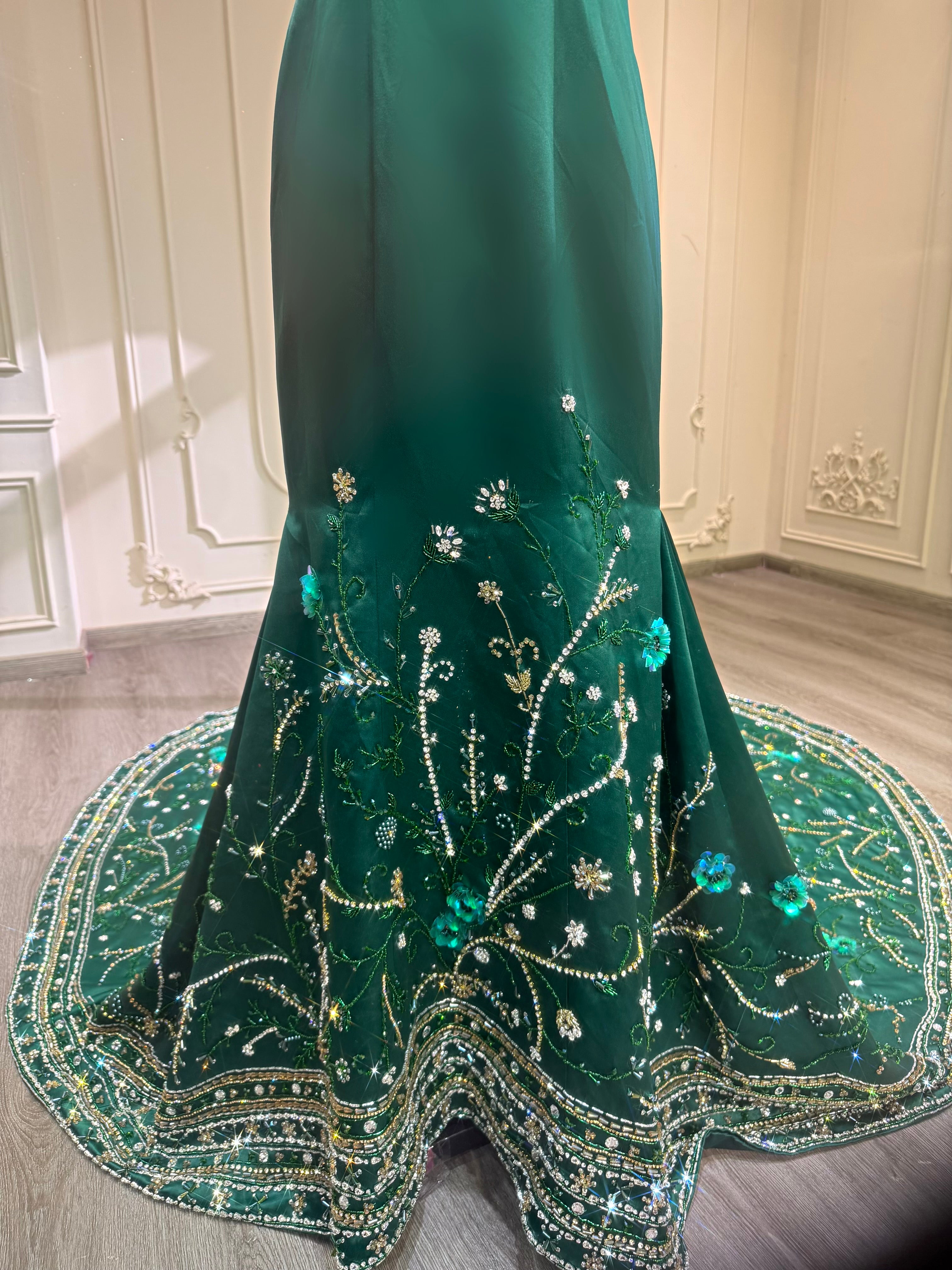 Dark green malka dress with heavy hand beading فستان ملكة اخضر غامق مع شك يدوي ثقيل