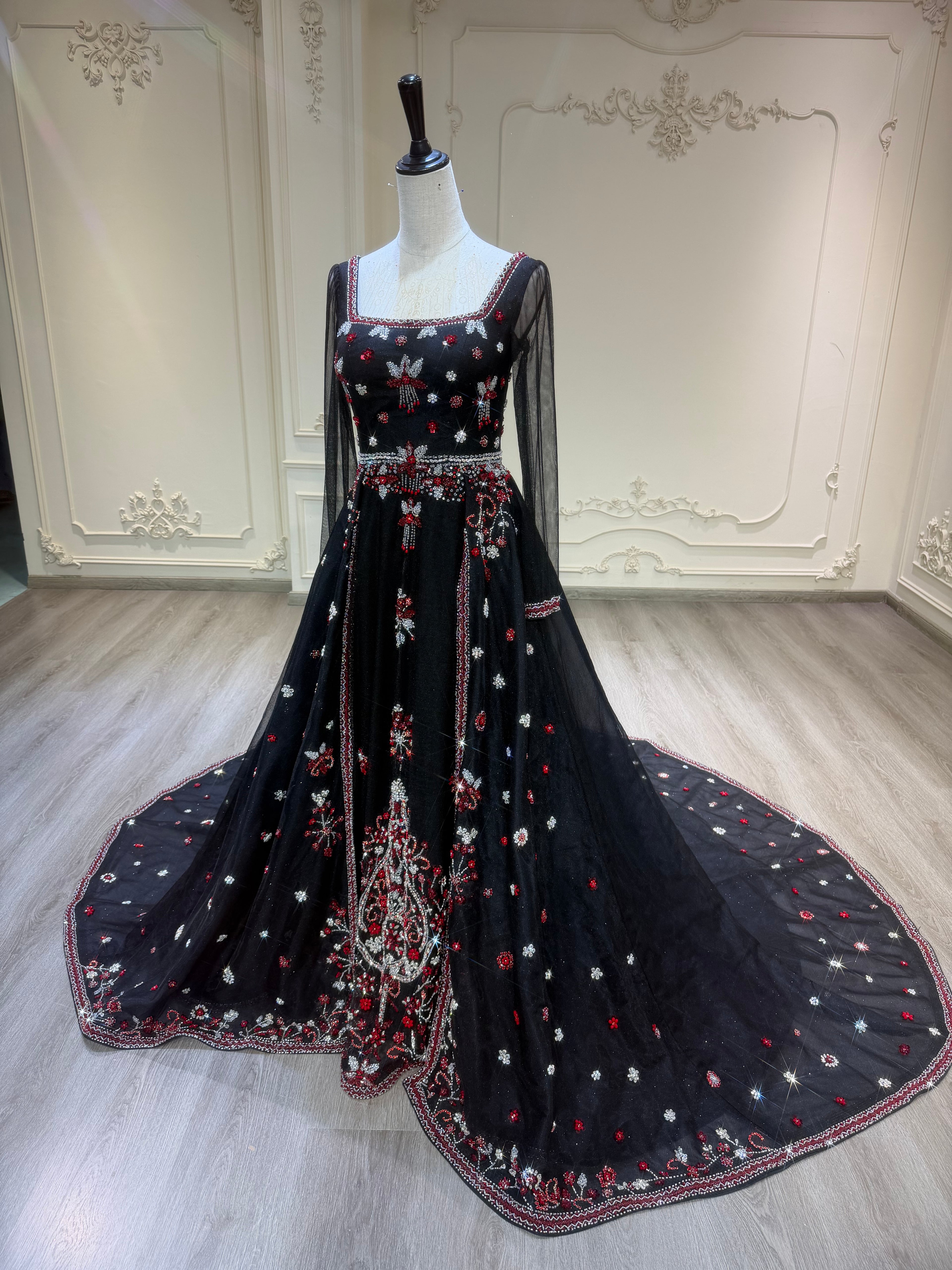 Black three piece henna dress with handmade crystal details فستان ملكة أسود مكون من ٣ قطع مع شك يدوي ثقيل