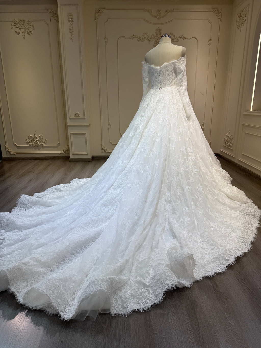 Intricate lace dress with corset and long veil فستان دانتيل فرنسي مع كورسيت و طرحة طويلة