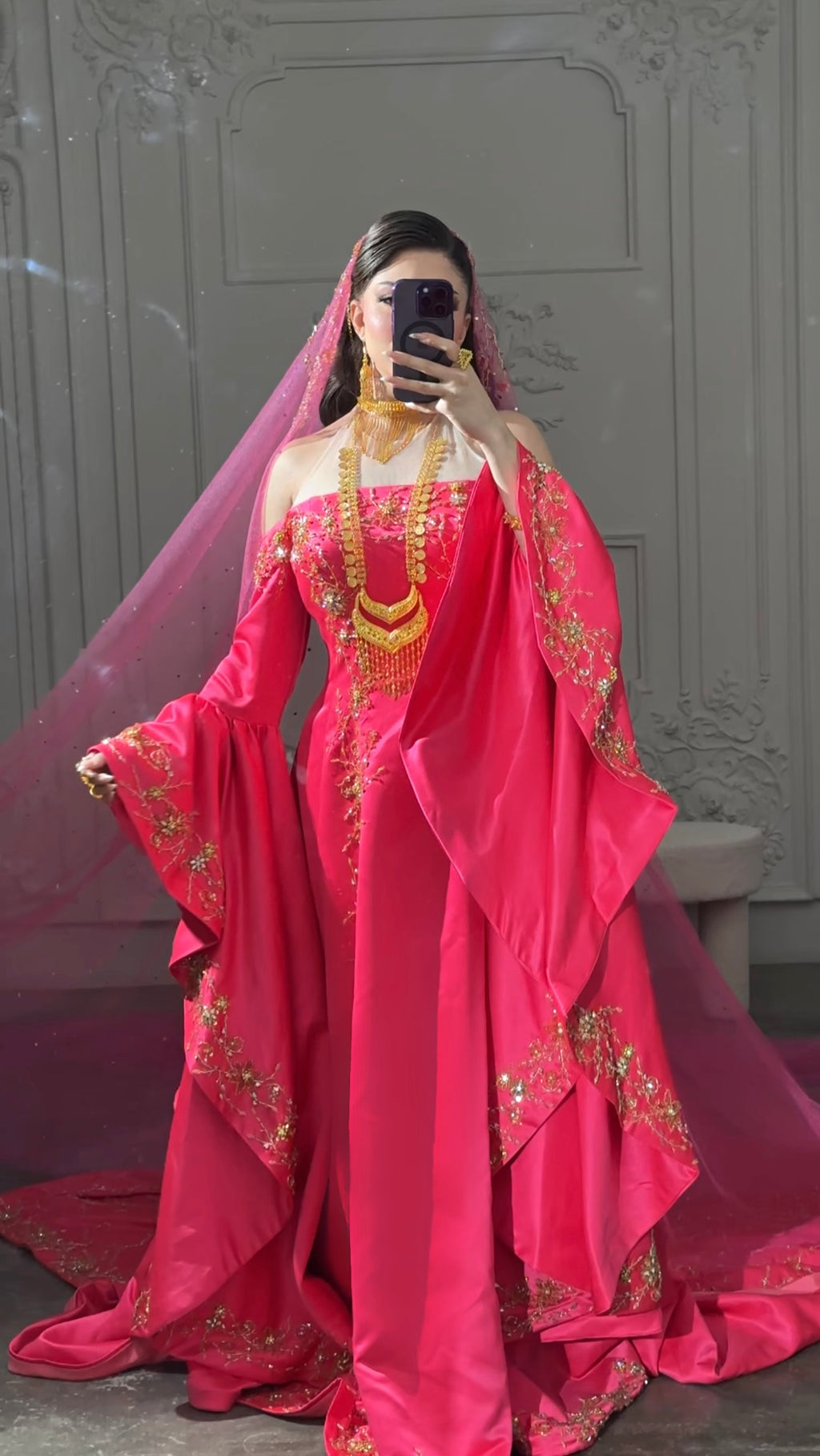 Fuschia Malka Gown فستان ملكة فوشي مع شك ذهبي