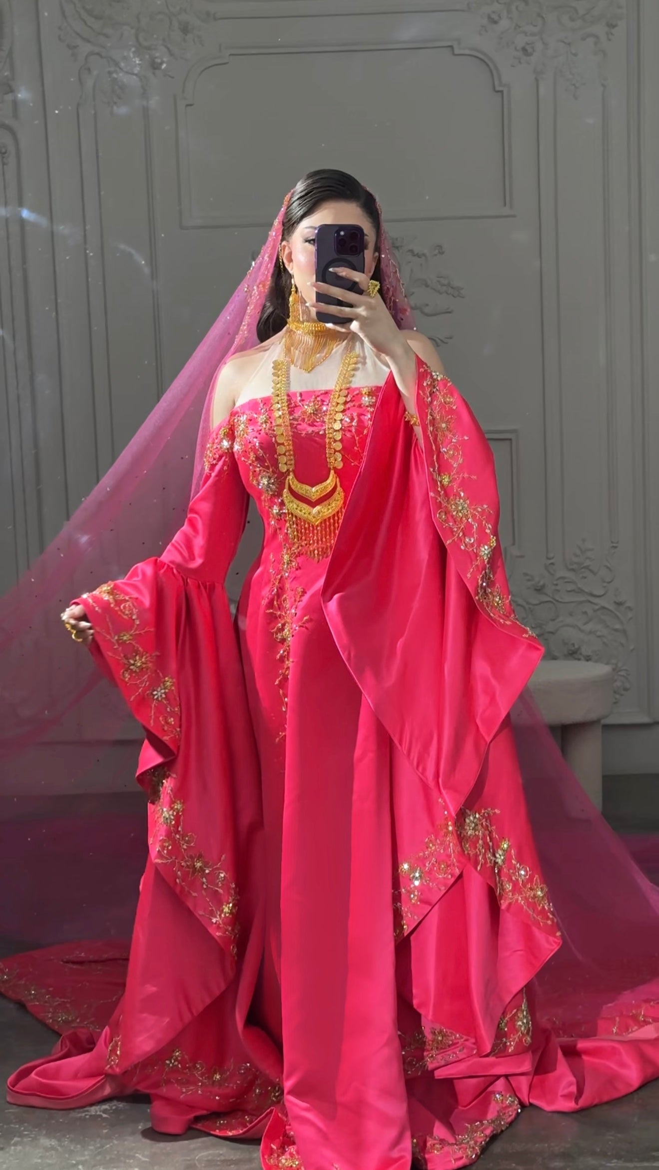 Fuschia Malka Gown فستان ملكة فوشي مع شك ذهبي