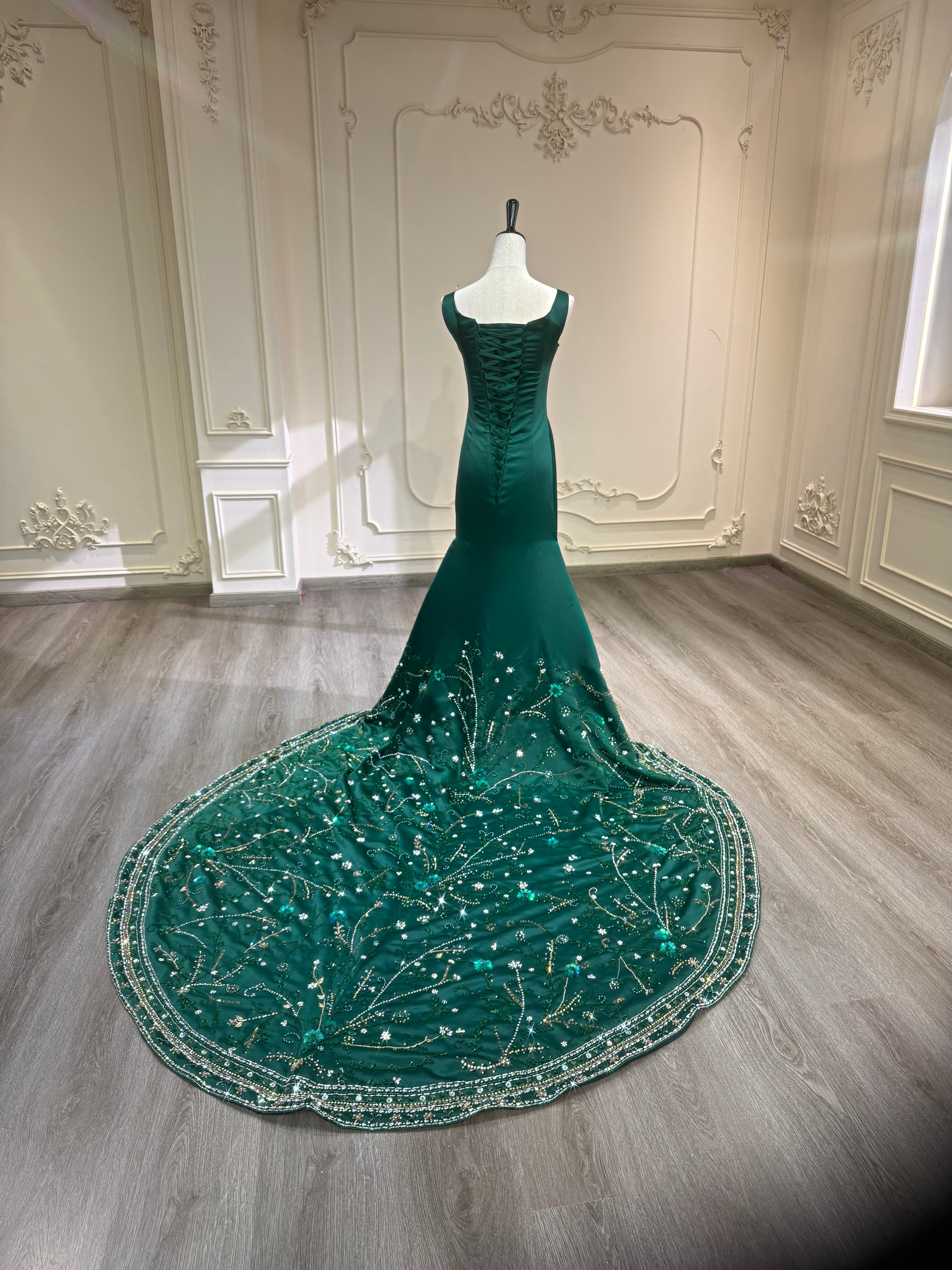 Dark green malka dress with heavy hand beading فستان ملكة اخضر غامق مع شك يدوي ثقيل