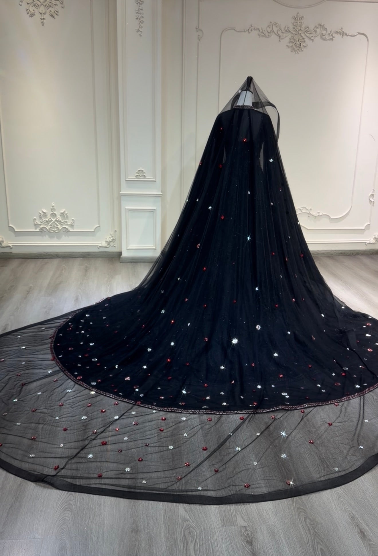 Black three piece henna dress with handmade crystal details فستان ملكة أسود مكون من ٣ قطع مع شك يدوي ثقيل