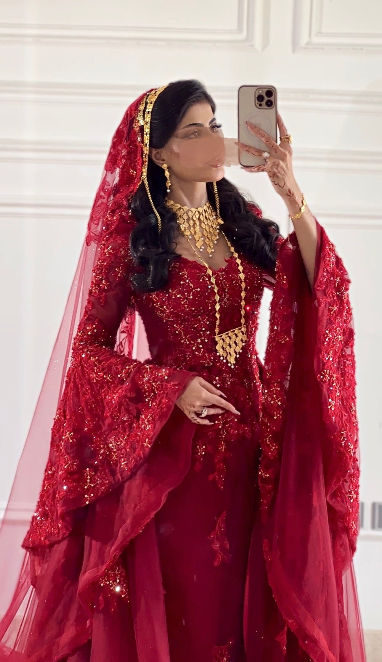 Malka red flounce sleeves sweetheart neckline فستان ملكة بأكمام طويلة و طرحة