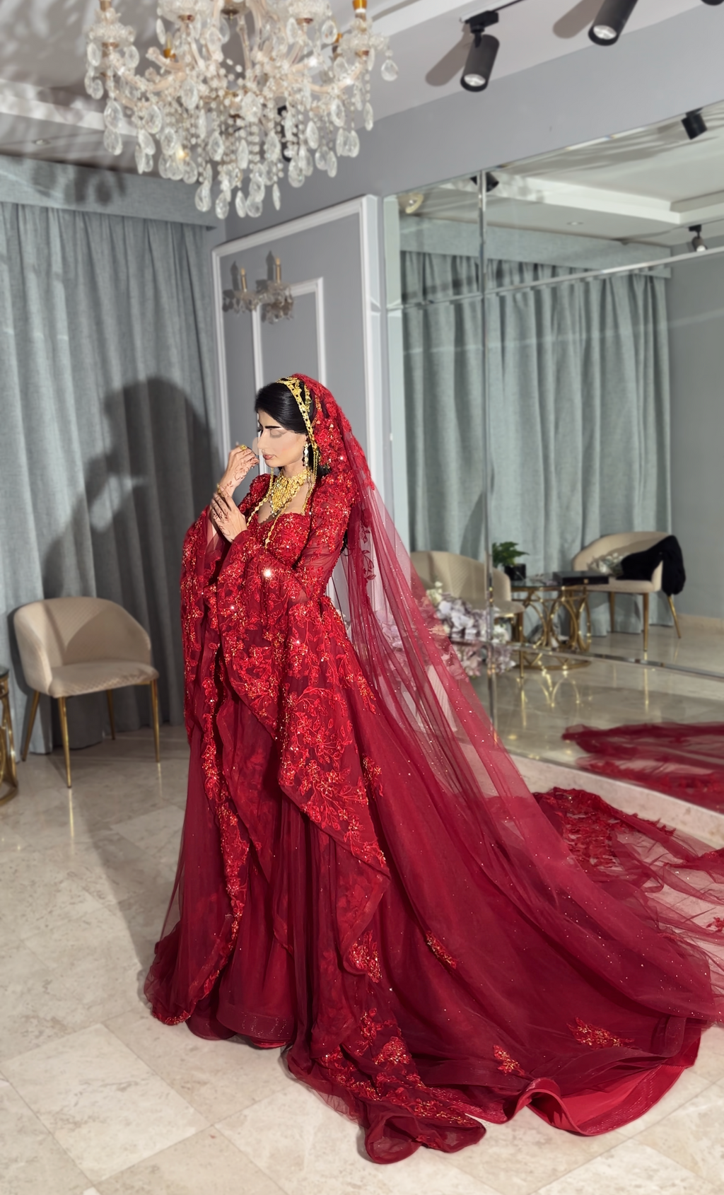 Malka red flounce sleeves sweetheart neckline فستان ملكة بأكمام طويلة و طرحة