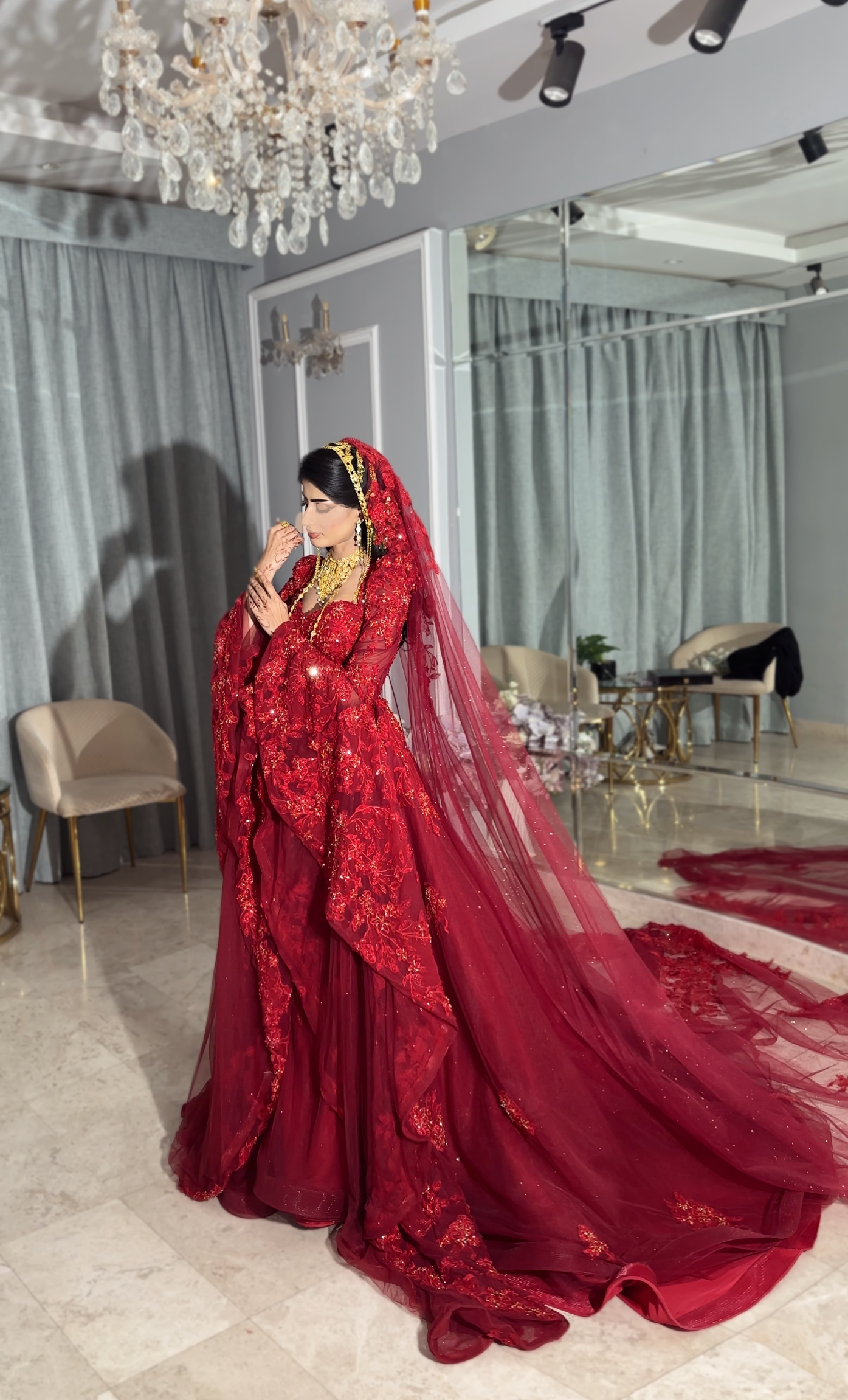 Malka red flounce sleeves sweetheart neckline فستان ملكة بأكمام طويلة و طرحة