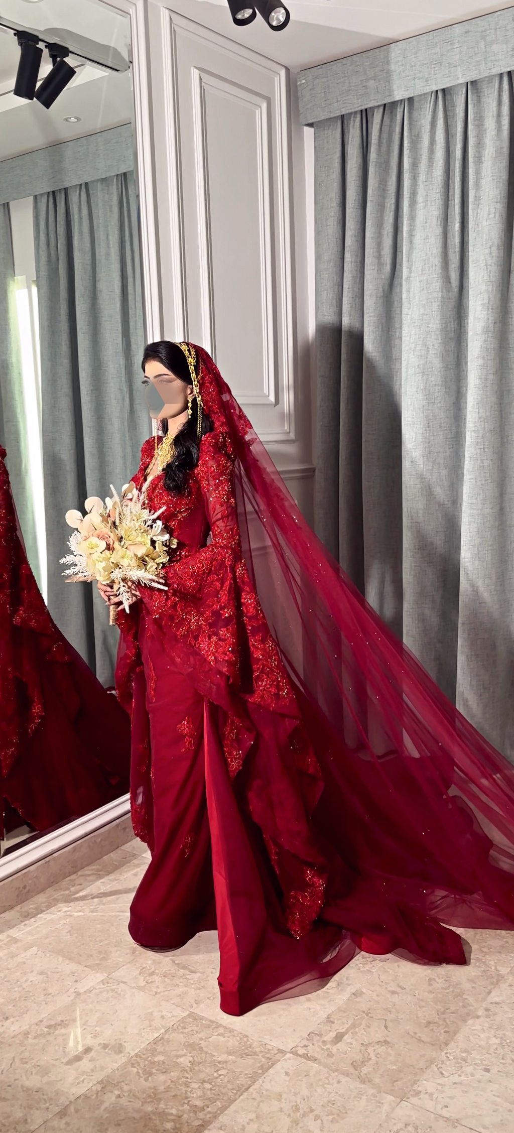 Malka red flounce sleeves sweetheart neckline فستان ملكة بأكمام طويلة و طرحة