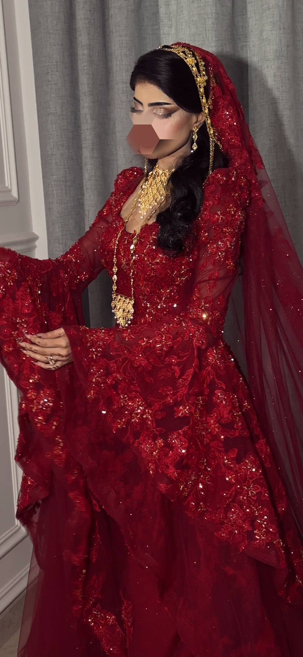 Malka red flounce sleeves sweetheart neckline فستان ملكة بأكمام طويلة و طرحة