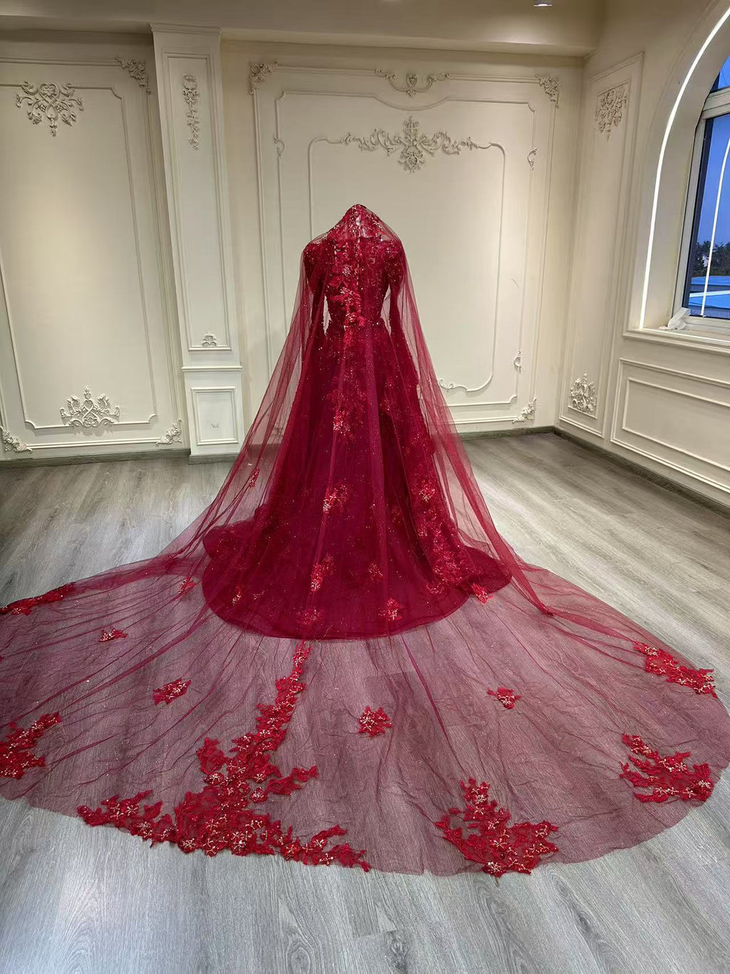 Malka red flounce sleeves sweetheart neckline فستان ملكة بأكمام طويلة و طرحة