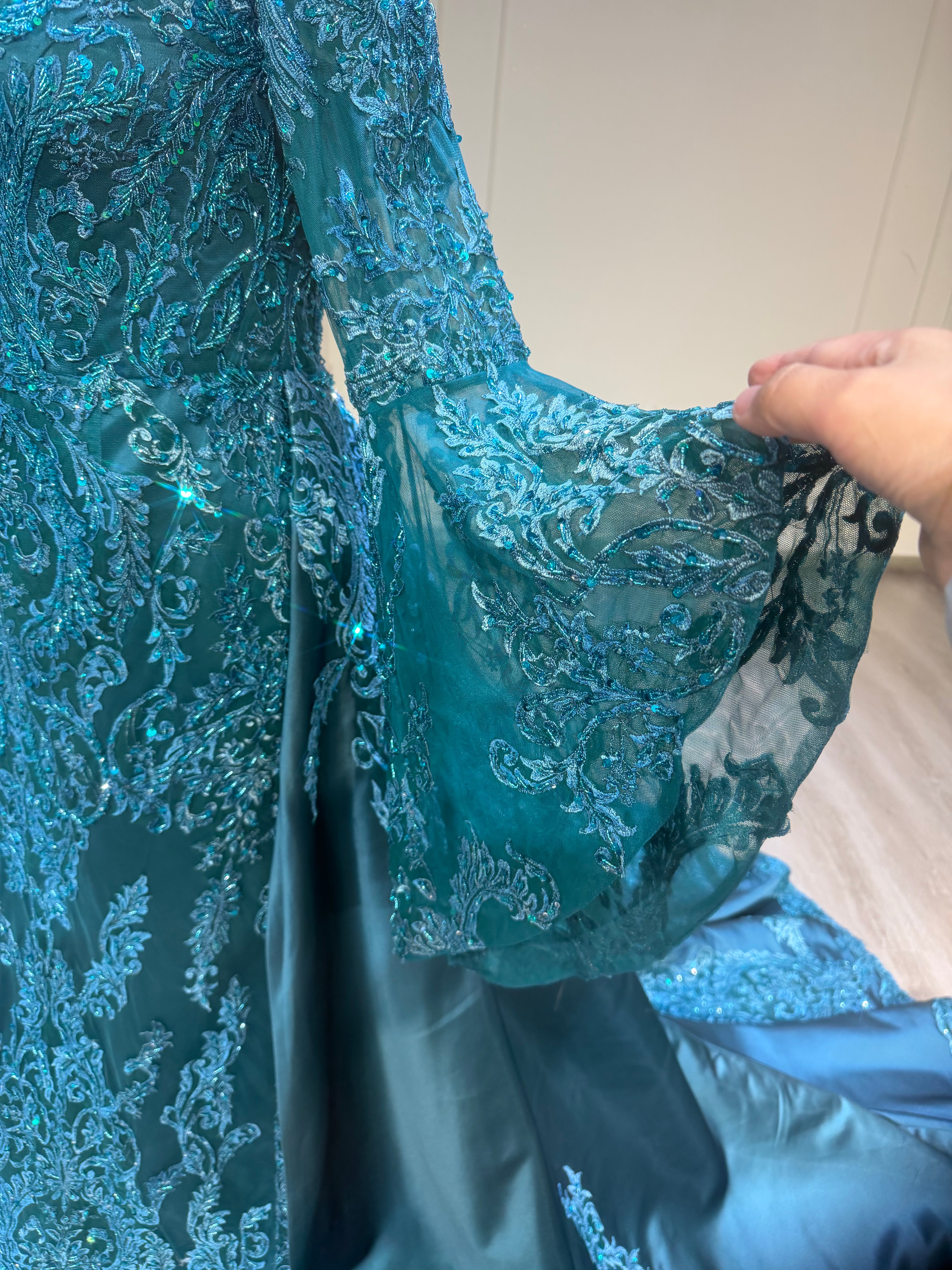 Turquoise dress with veil فستان فيروزي مع طرحة