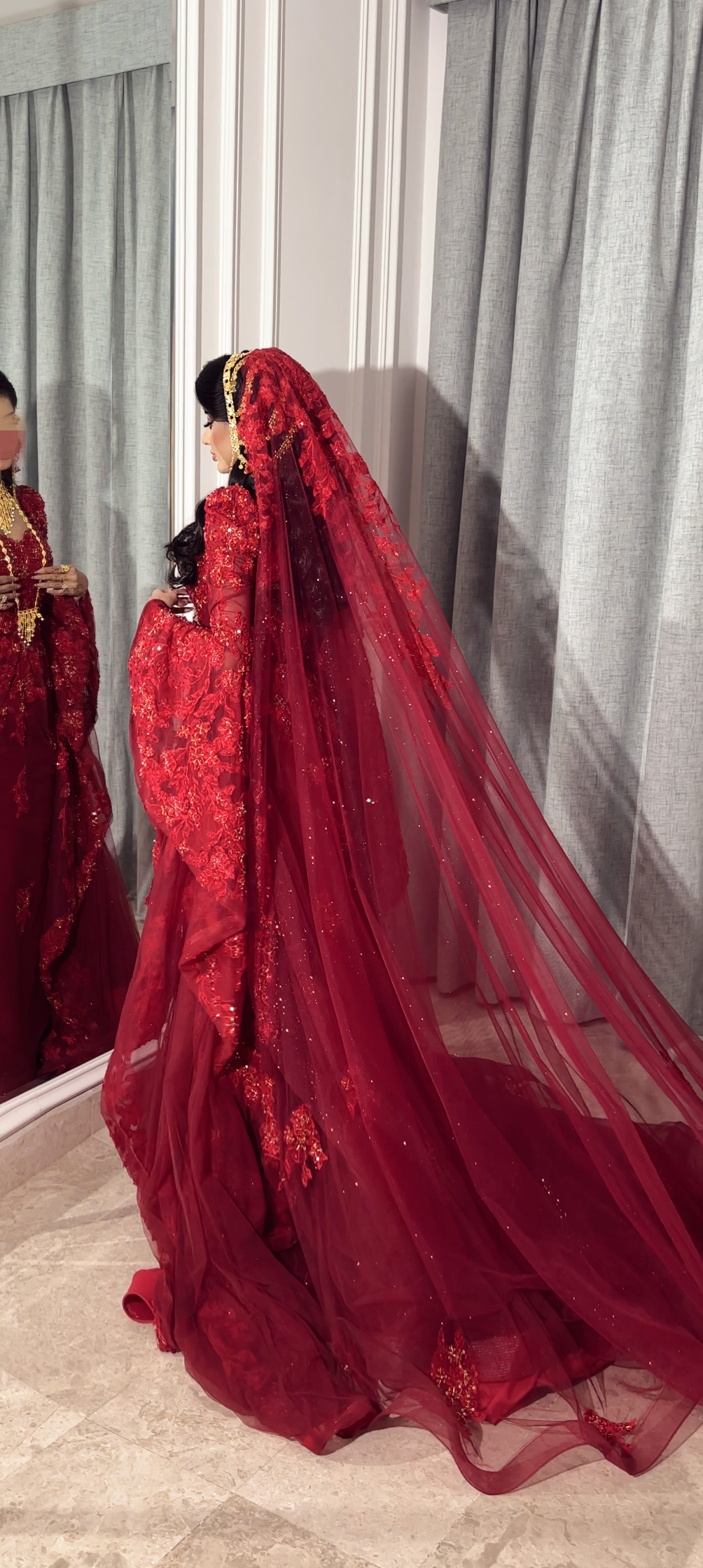 Malka red flounce sleeves sweetheart neckline فستان ملكة بأكمام طويلة و طرحة
