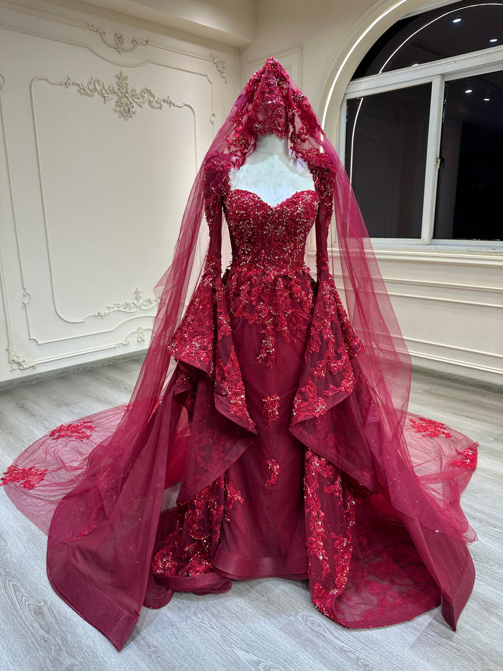 Malka red flounce sleeves sweetheart neckline فستان ملكة بأكمام طويلة و طرحة