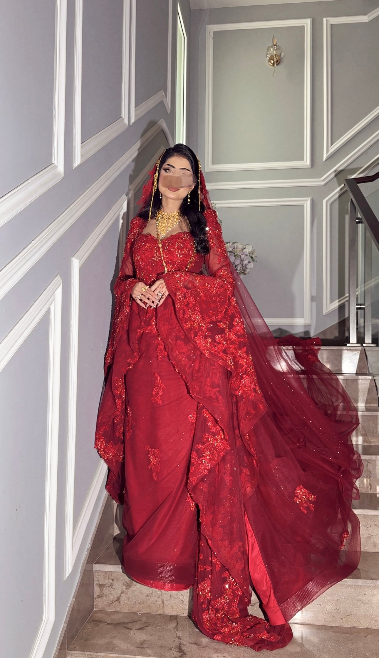 Malka red flounce sleeves sweetheart neckline فستان ملكة بأكمام طويلة و طرحة